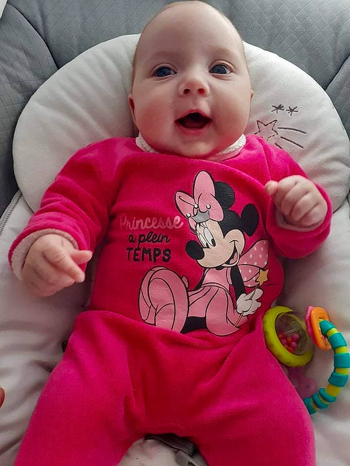 Elsa a rejoint le concours — aidez-le/la à gagner de superbes lots ! baby, baby_sleeping, baby_toddler_clothing, cheek, child, comfort, face, finger, happy, head, linens, mouth, nose, person, pink, skin, sleeve, smile, textile, toddler