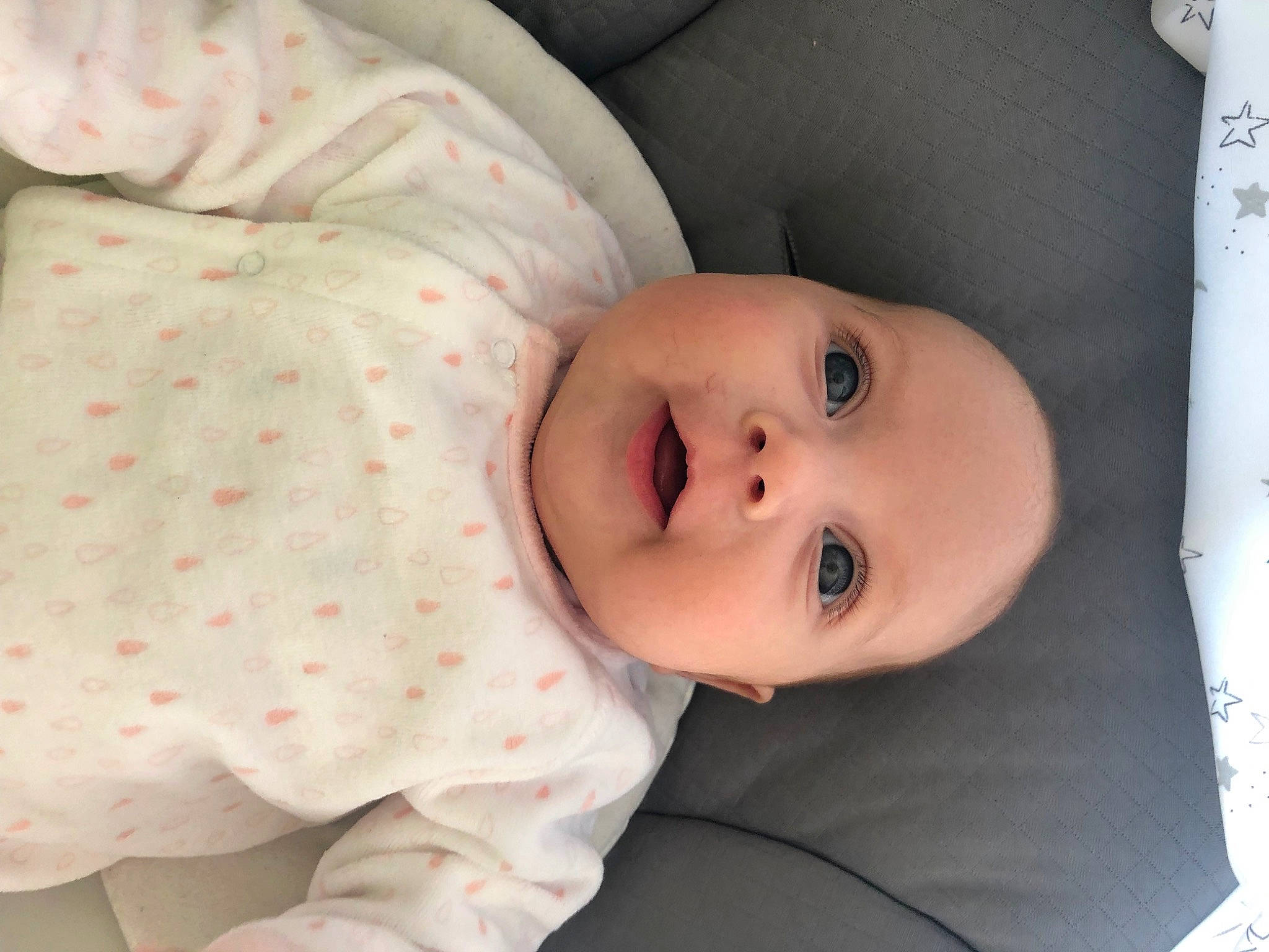 Elsa participe au concours pour gagner de l'argent avec cette photo : baby, baby_safety, baby_toddler_clothing, cheek, child, collar, comfort, eyelash, headwear, iris, linens, lip, nose, pattern, person, portrait_photography, product, room, skin, sleeve