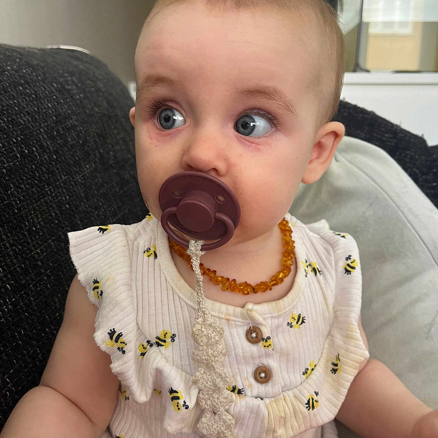 Luna a rejoint le concours — aidez-le/la à gagner de superbes lots ! accessories, baby, biting, bodypart, clothing, couch, eating, face, finger, food, furniture, hand, head, jewelry, necklace, person, photography, portrait, sitting, sleeve