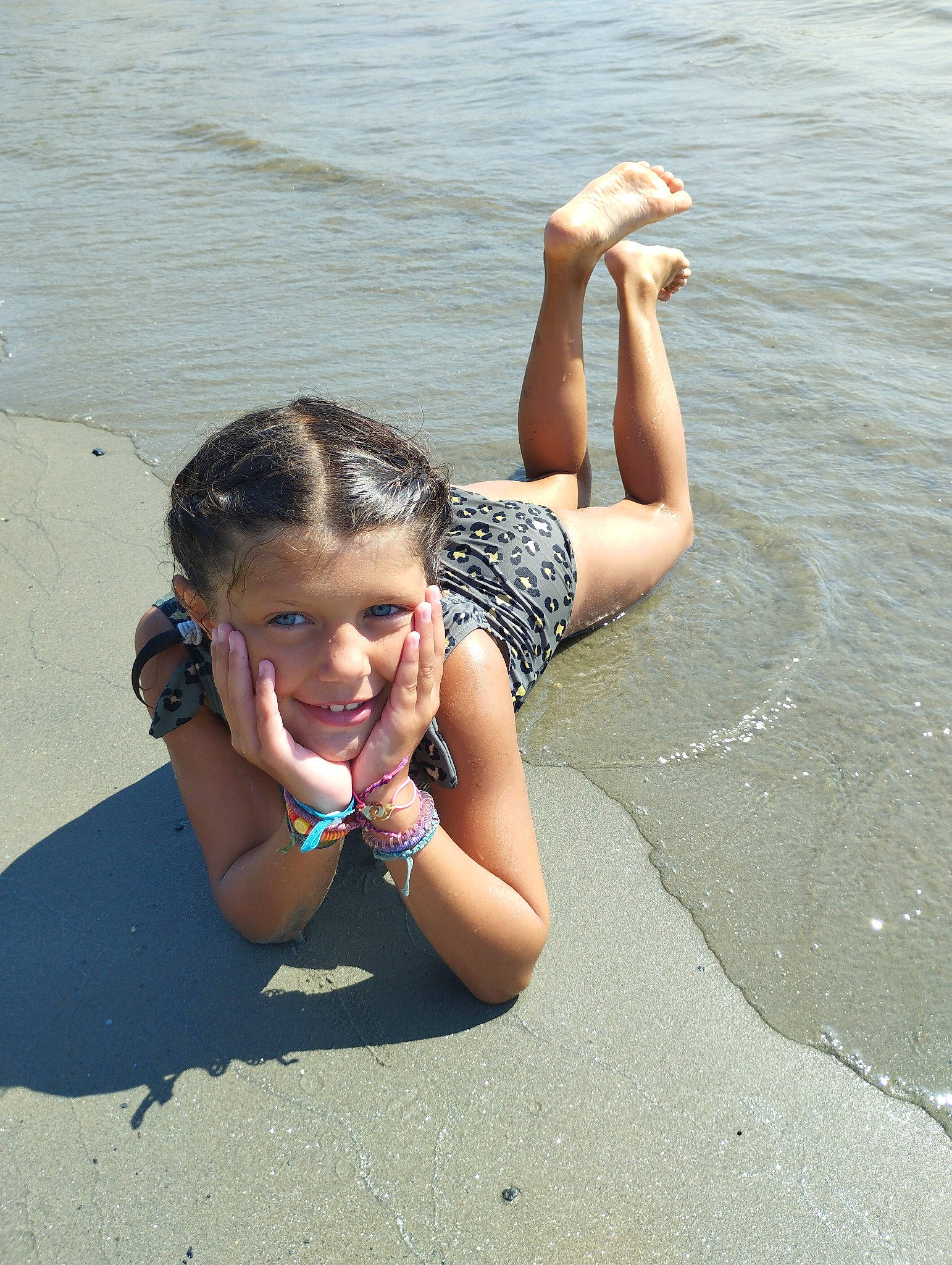 Jade a rejoint le concours — aidez-le/la à gagner de superbes lots ! arm, beach, child, elbow, finger, fun, gesture, hand, happy, human, human_leg, joy, lake, leisure, natural_environment, people_in_nature, people_on_beach, person, smile, thigh