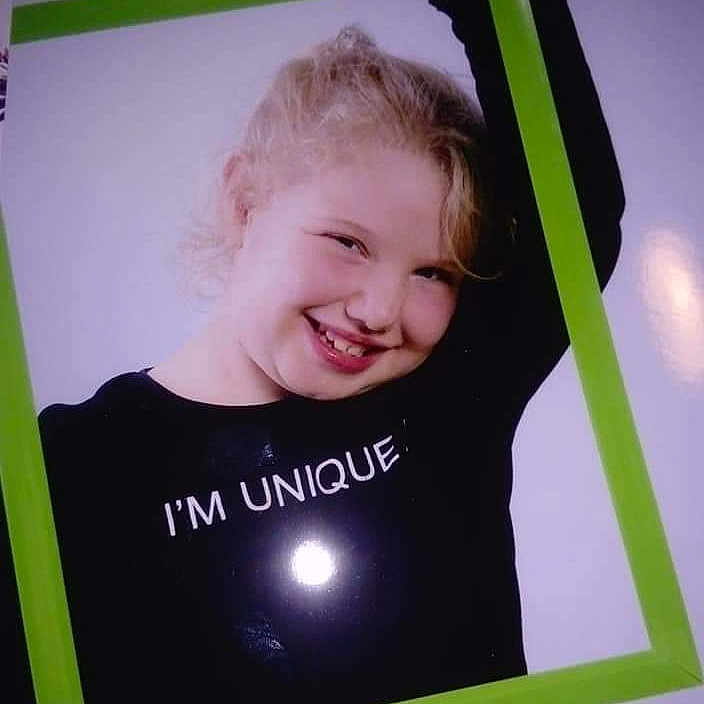 Louane participe au concours pour gagner de l'argent avec cette photo : child, day, facial_expression, fun, girl, happiness, infant, joy, person, play, product, smile, toddler