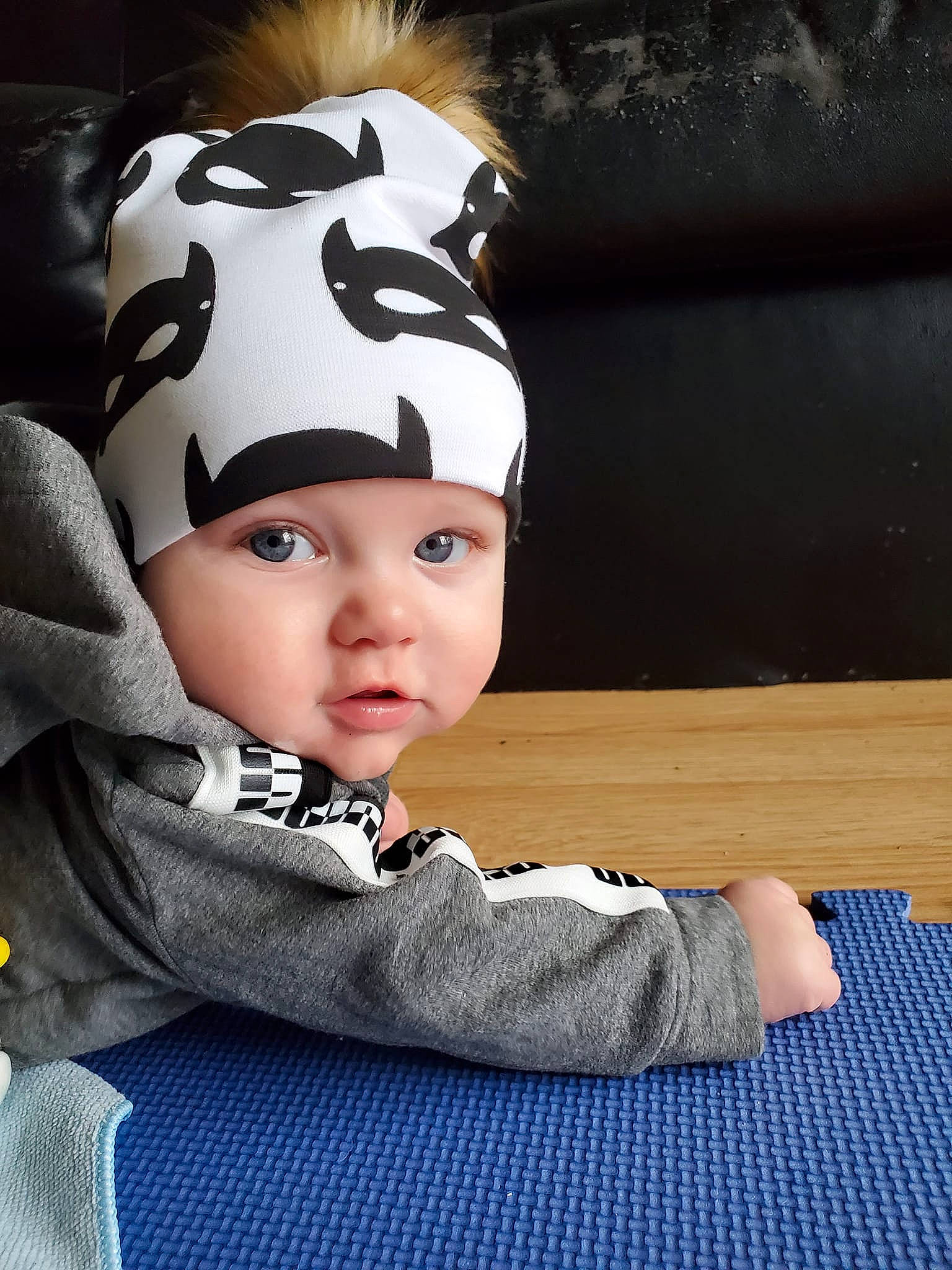 Christopher participe au concours pour gagner de l'argent avec cette photo : baby, baby_toddler_clothing, cap, carmine, cheek, child, chin, comfort, face, fashion_accessory, flash_photography, fun, happy, headgear, headwear, outerwear, person, personal_protective_equipment, sitting, sleeve