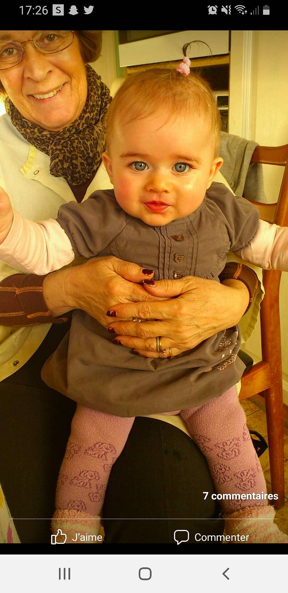 LLana a rejoint le concours — aidez-le/la à gagner de superbes lots ! baby, baby_toddler_clothing, blond, cheek, child, eye, face, fun, gesture, hair, happy, head, headwear, iris, joy, lap, organ, person, skin, smile