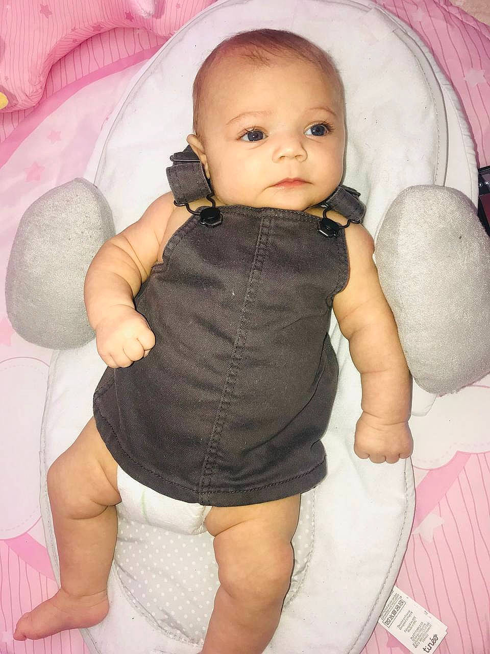 Valentina a rejoint le concours — aidez-le/la à gagner de superbes lots ! arm, baby, baby_toddler_clothing, cheek, child, comfort, eye, finger, gesture, hand, leg, nail, neck, person, pink, skin, sleeve, thigh, thumb, toddler