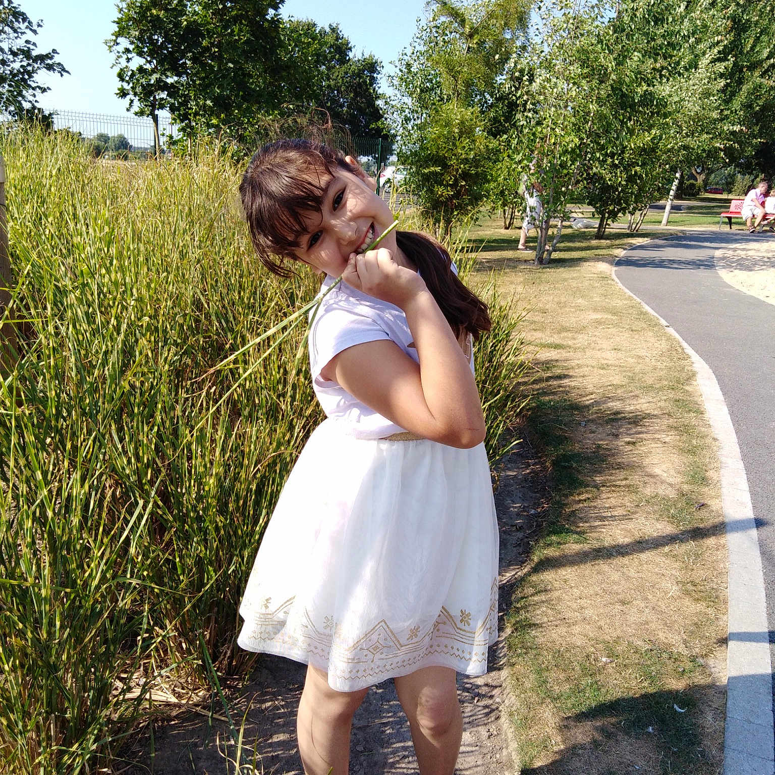 Cerine a rejoint le concours — aidez-le/la à gagner de superbes lots ! clothing, dress, flower, fun, girl, grass, happiness, leg, plant, recreation, shoulder, summer, tree, trunk, vacation, woman