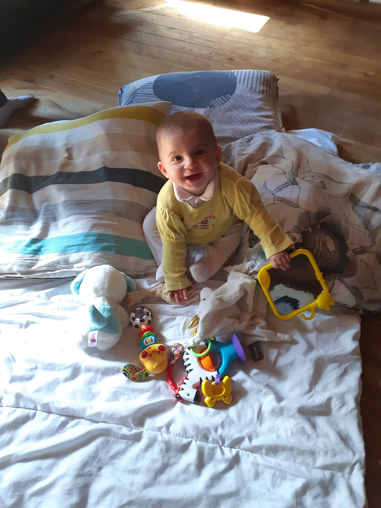 Elora participe au concours pour gagner de l'argent avec cette photo : baby, baby_toys, child, fun, person, play, sitting, toddler, toy