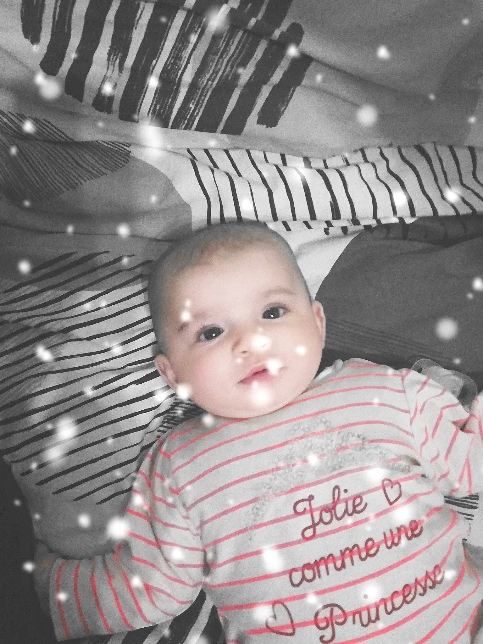 Elora participe au concours pour gagner de l'argent avec cette photo : black_and_white, cheek, child, day, emotion, eye, fun, girl, happiness, head, infant, person, photograph, photography, portrait_photography, product, skin, smile, snapshot, toddler