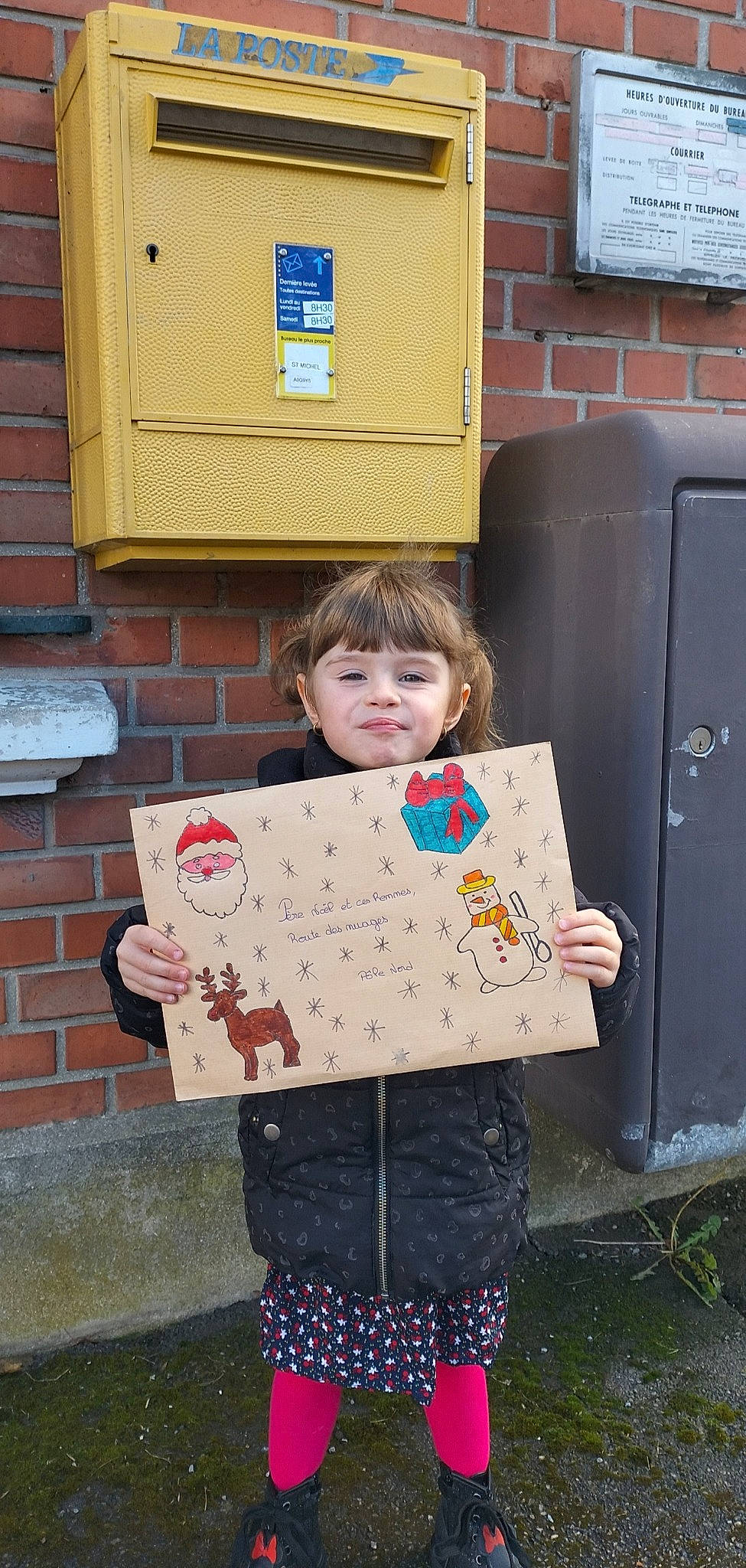 Lylou participe au concours pour gagner de l'argent avec cette photo : brick, brickwork, child, craft, door, fun, linens, pattern, person, plaid, play, recreation, room, sitting, sleeve, smile, standing, textile, toddler, wood