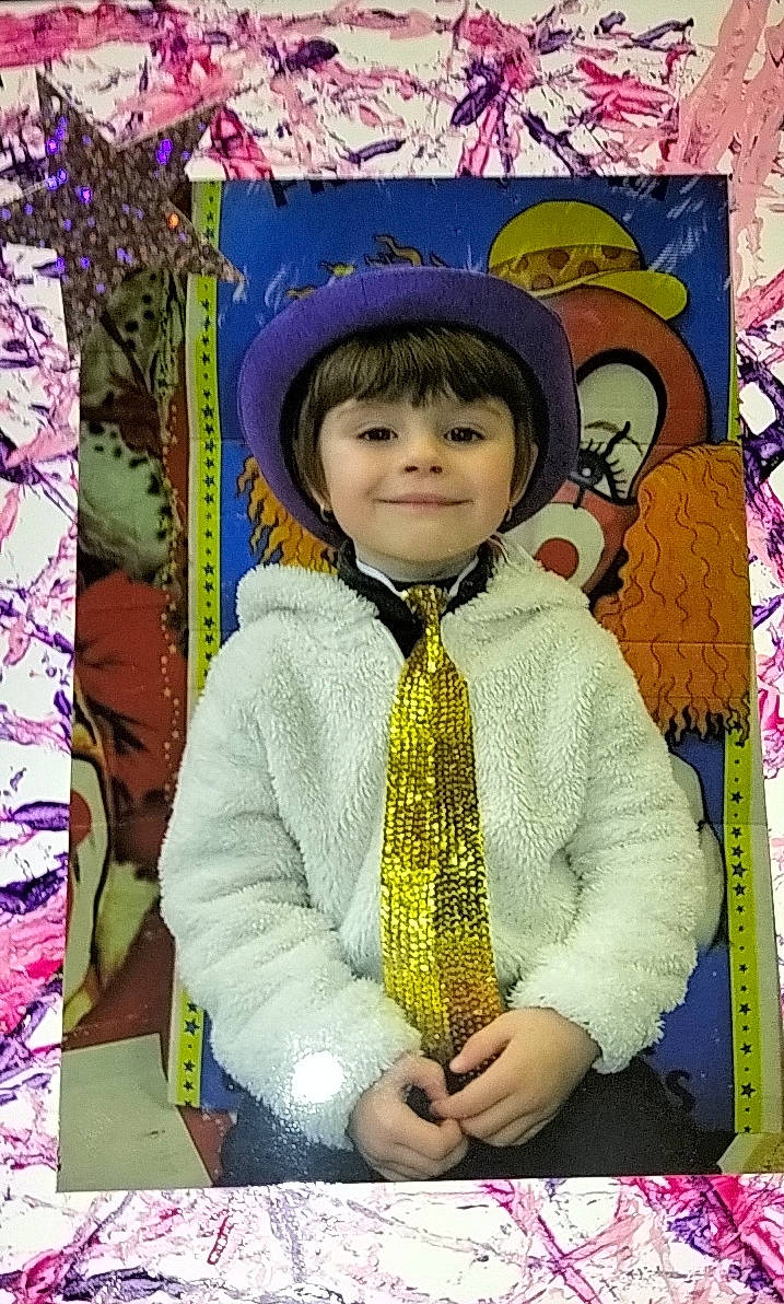 Lylou participe au concours pour gagner de l'argent avec cette photo : baby_toddler_clothing, cap, child, costume, facial_expression, fashion, fashion_accessory, happy, human_body, jacket, joy, magenta, outerwear, pattern, person, pink, product, sleeve, smile, textile