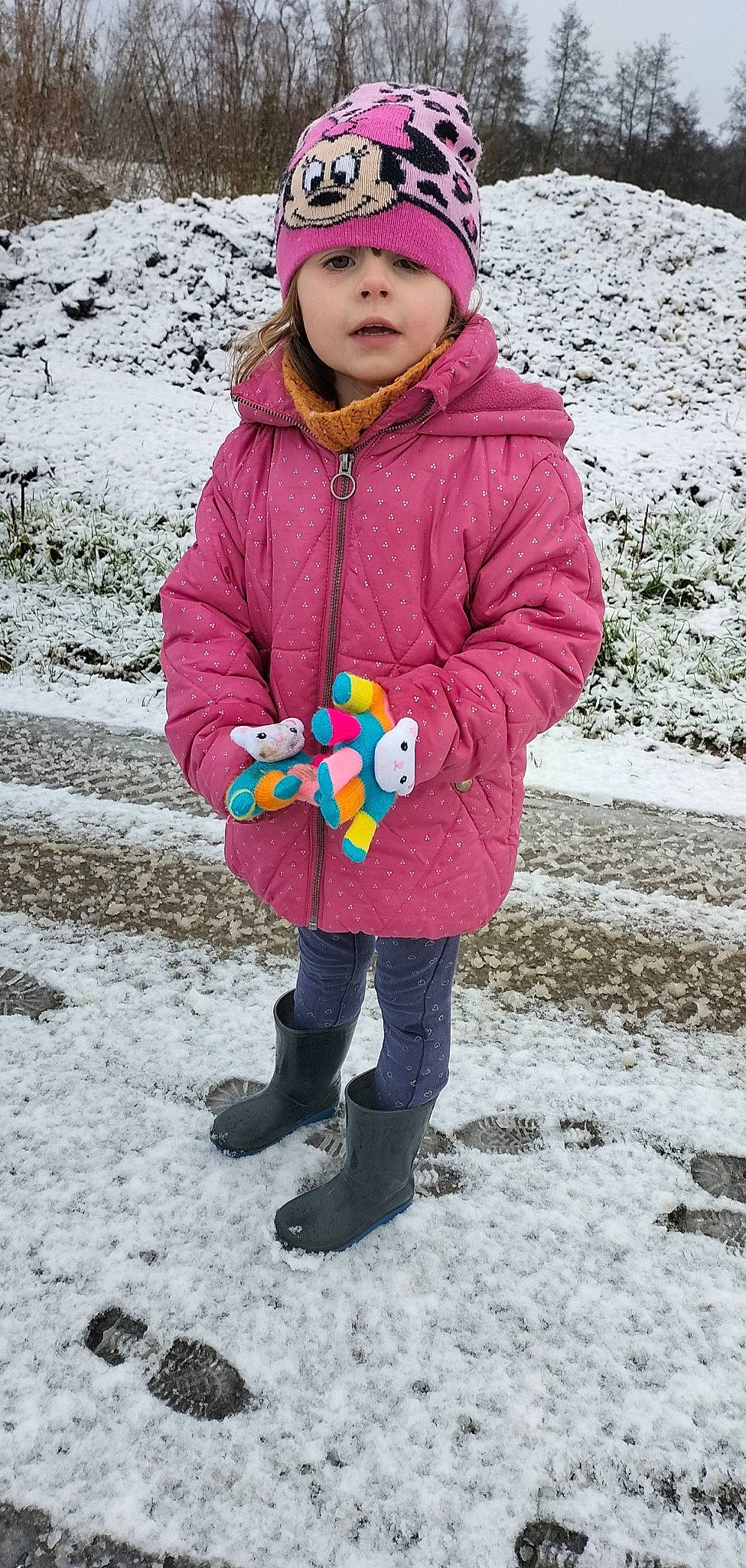 Lylou a rejoint le concours — aidez-le/la à gagner de superbes lots ! beanie, cap, footwear, freezing, fun, grass, happy, headwear, jacket, jeans, knit_cap, magenta, people_in_nature, person, plant, play, playing_in_the_snow, recreation, snow, toddler
