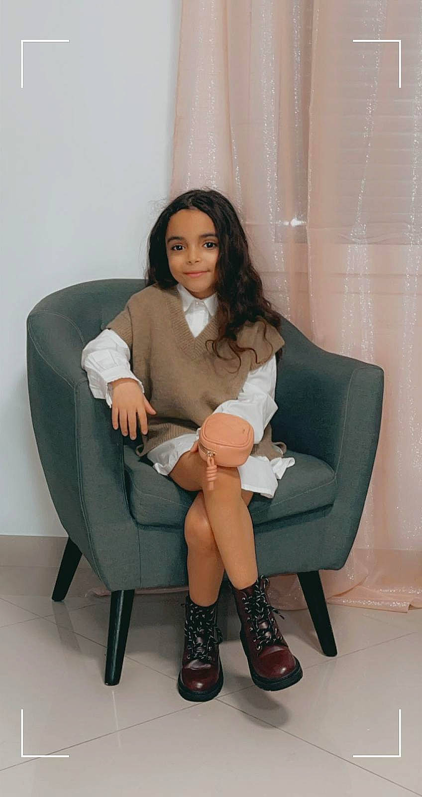 Rinade a rejoint le concours — aidez-le/la à gagner de superbes lots ! arm, boot, brown_hair, comfort, fashion_design, foot, hair, human_leg, joint, joy, knee, lap, leg, person, sandal, shoe, shoulder, sitting, skin, sleeve