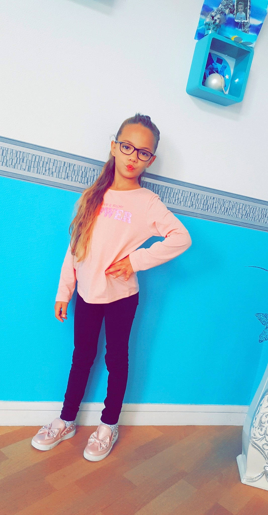 Léana participe au concours pour gagner de l'argent avec cette photo : arm, blue, flooring, fun, girl, human_hair_color, joint, leg, leisure, material, muscle, neck, person, pink, purple, shoe, shoulder, standing, textile, thigh