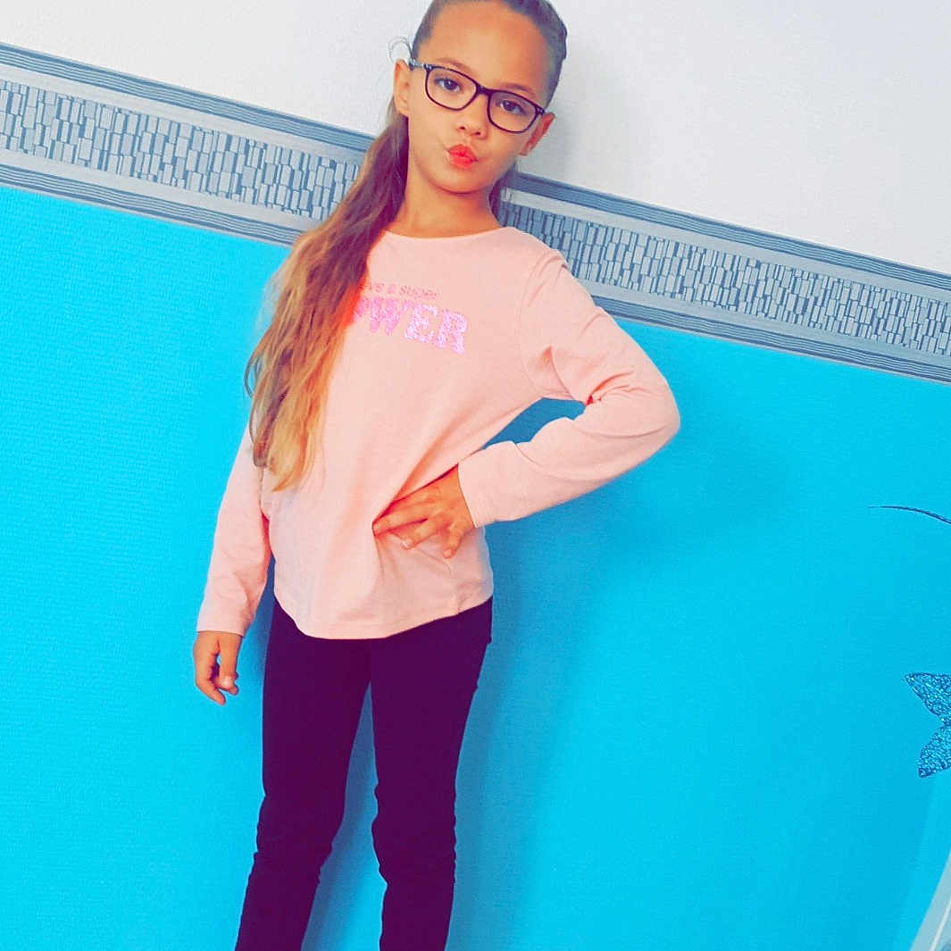Léana participe au concours pour gagner de l'argent avec cette photo : arm, blue, flooring, fun, girl, human_hair_color, joint, leg, leisure, material, muscle, neck, person, pink, purple, shoe, shoulder, standing, textile, thigh