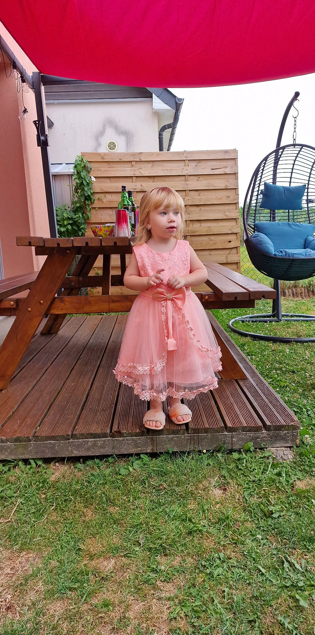 Lanna participe au concours pour gagner de l'argent avec cette photo : baby, baby_toddler_clothing, backyard, child, chute, dress, fun, garden, grass, happy, houseplant, leisure, outdoor_furniture, person, pink, plant, recreation, sitting, toddler, wood