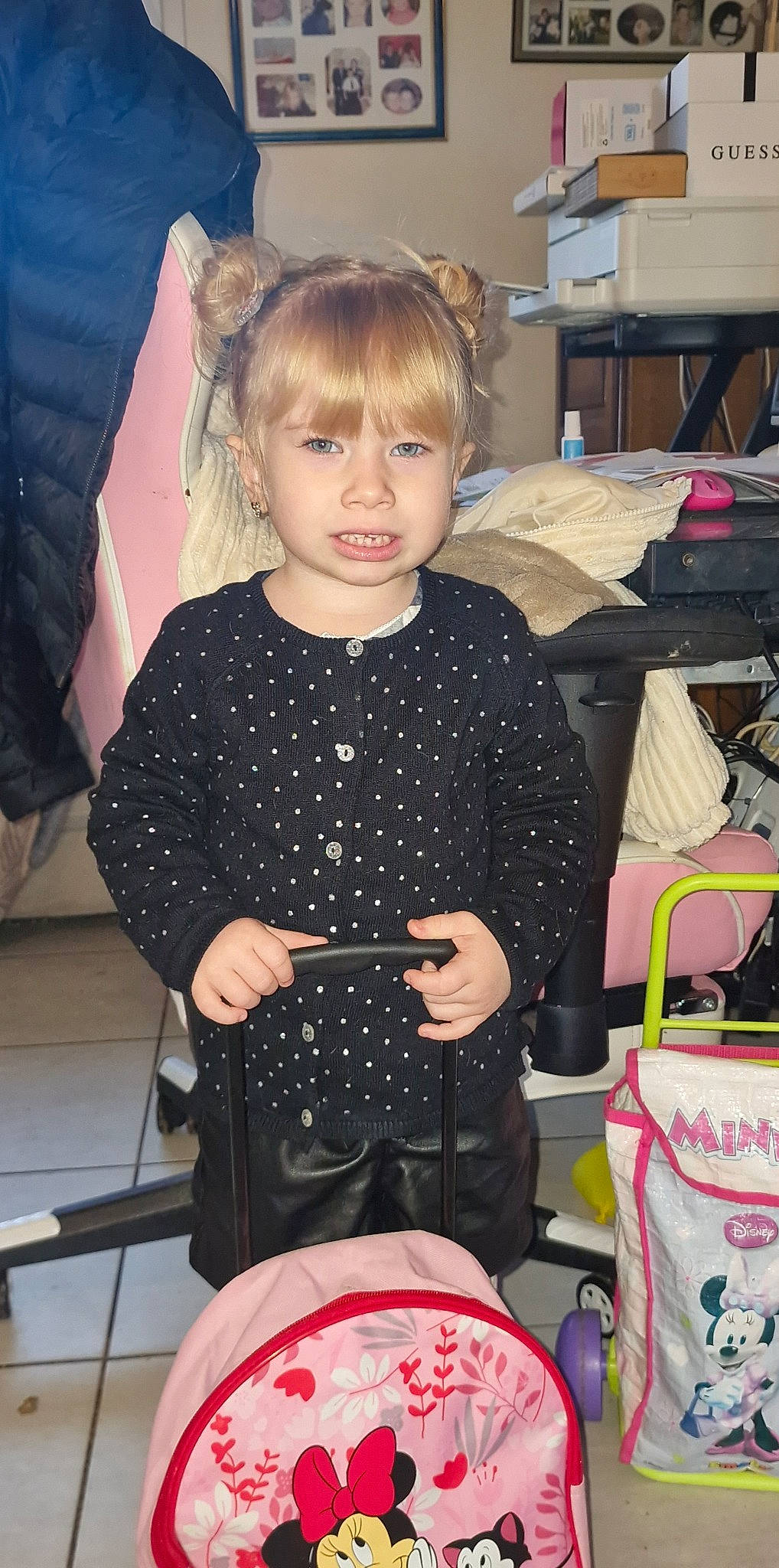 Lanna participe au concours pour gagner de l'argent avec cette photo : baby_toddler_clothing, bag, blond, chair, child, event, fashion_accessory, fashion_design, fun, hair, head, luggage_and_bags, party, pattern, person, product, room, sitting, sleeve, toddler