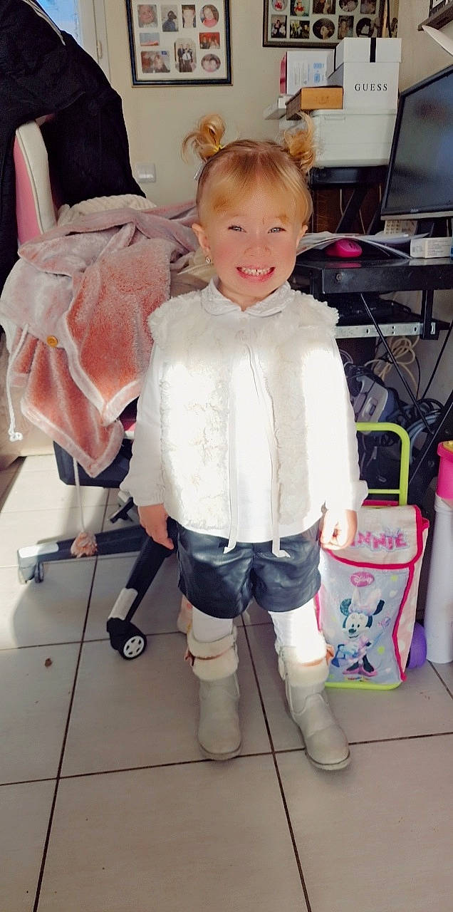 Lanna participe au concours pour gagner de l'argent avec cette photo : baby, baby_toddler_clothing, child, eye, floor, flooring, fun, happy, household_supply, human_leg, joy, knee, person, room, rose, shoe, smile, sneakers, sock, t_shirt