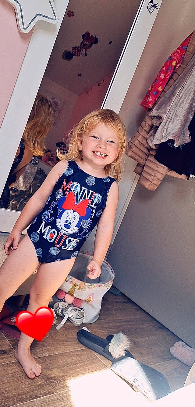 Lanna participe au concours pour gagner de l'argent avec cette photo : balloon, blond, electric_blue, fashion_design, flash_photography, fun, hair, happy, human_leg, joy, knee, leg, leisure, long_hair, person, pink, red, skin, smile, t_shirt