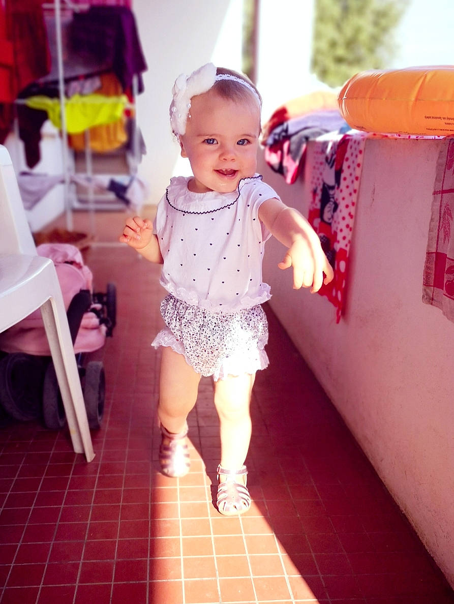 Mélyna a rejoint le concours — aidez-le/la à gagner de superbes lots ! child, child_model, fun, joy, leg, person, pink, shoe, skin, smile, toddler