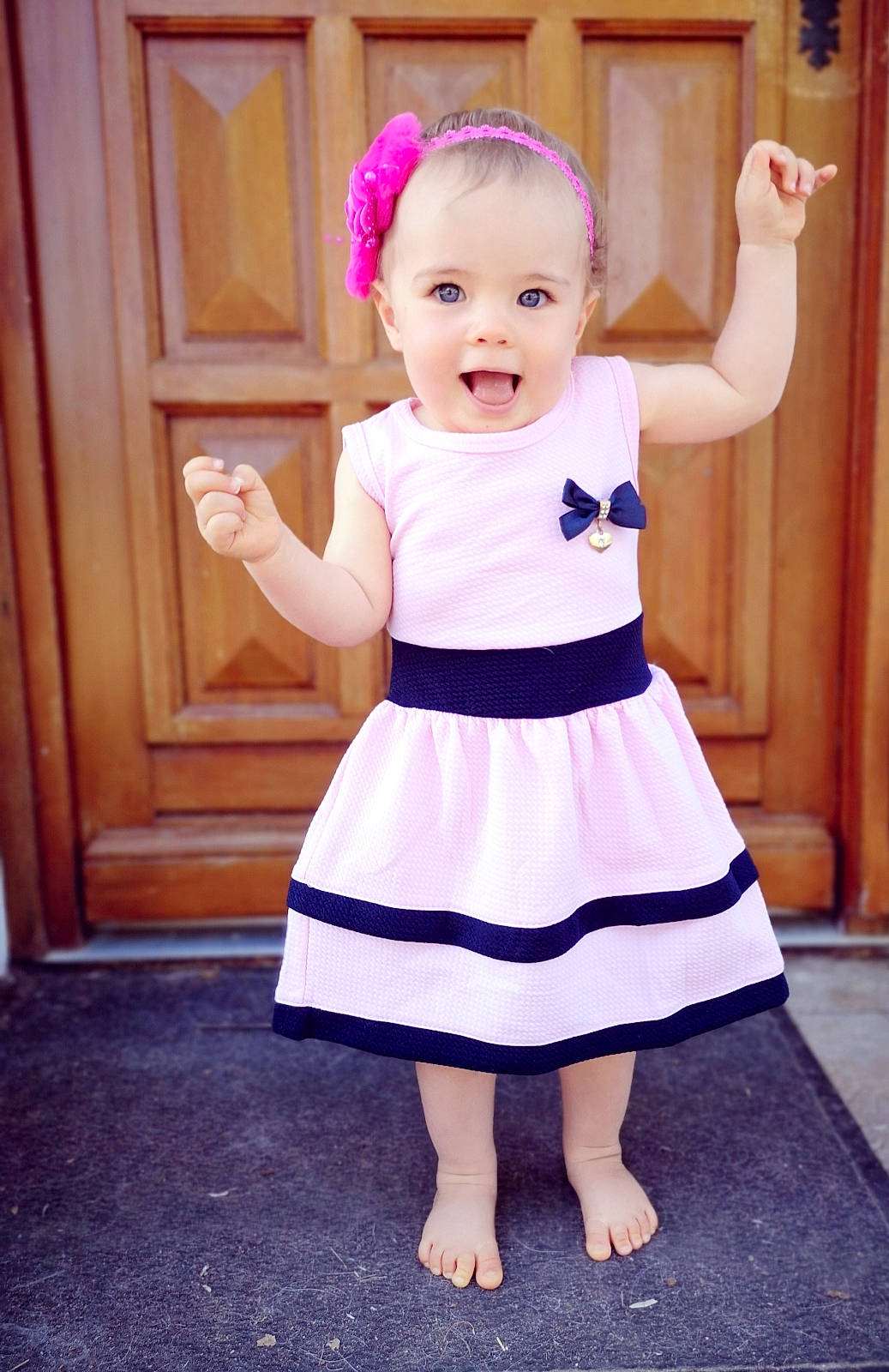 Mélyna participe au concours pour gagner de l'argent avec cette photo : baby, baby_products, baby_toddler_clothing, child, clothing, costume, dress, pattern, person, pink, product, purple, ruffle, sleeve, smile, toddler