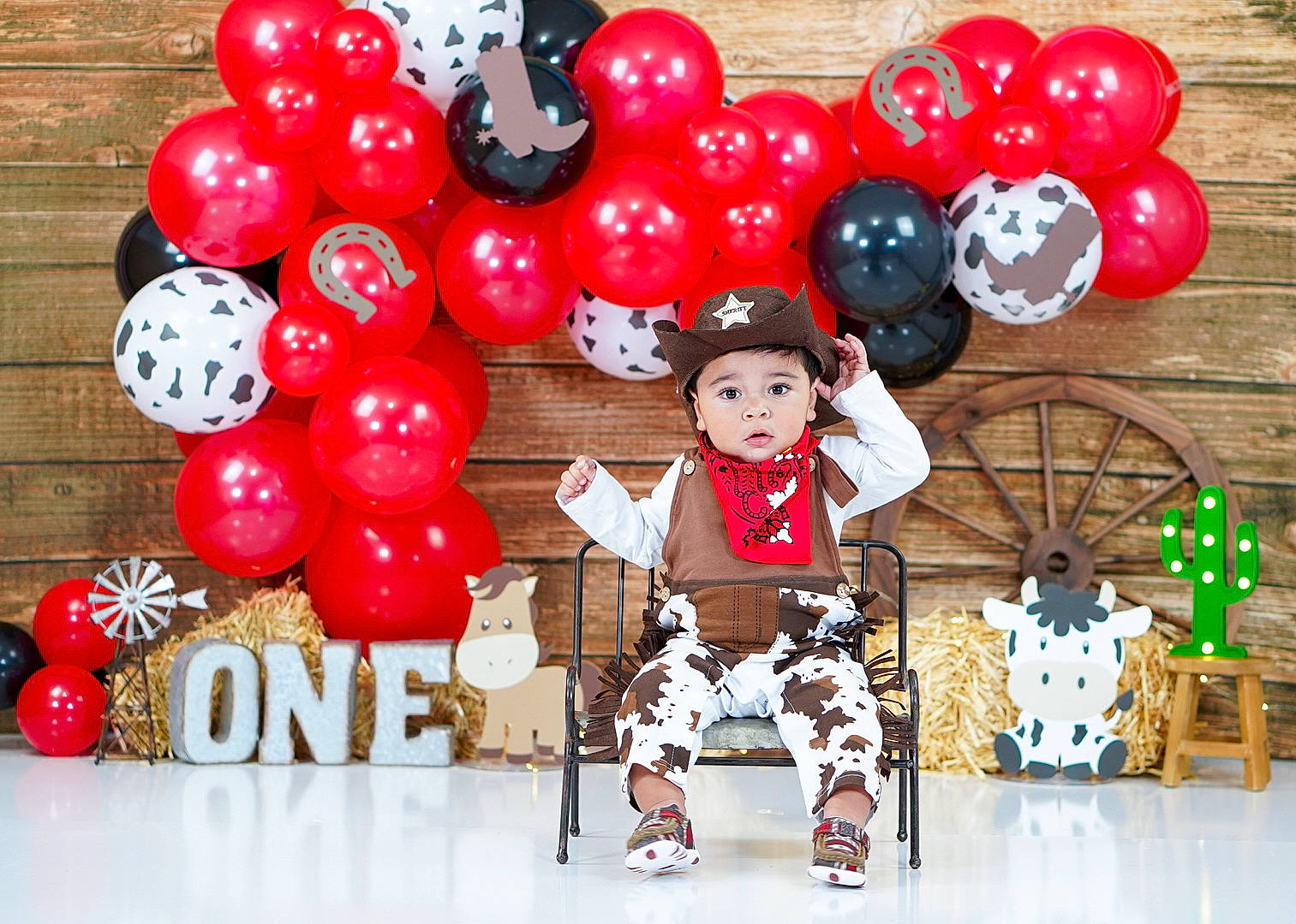 Dante is registered to the contest to win money with this photo: art, balloon, carmine, child, christmas, christmas_decoration, christmas_ornament, event, fashion_accessory, font, fun, happy, headwear, holiday, holiday_ornament, ornament, party_supply, pattern, person, recreation