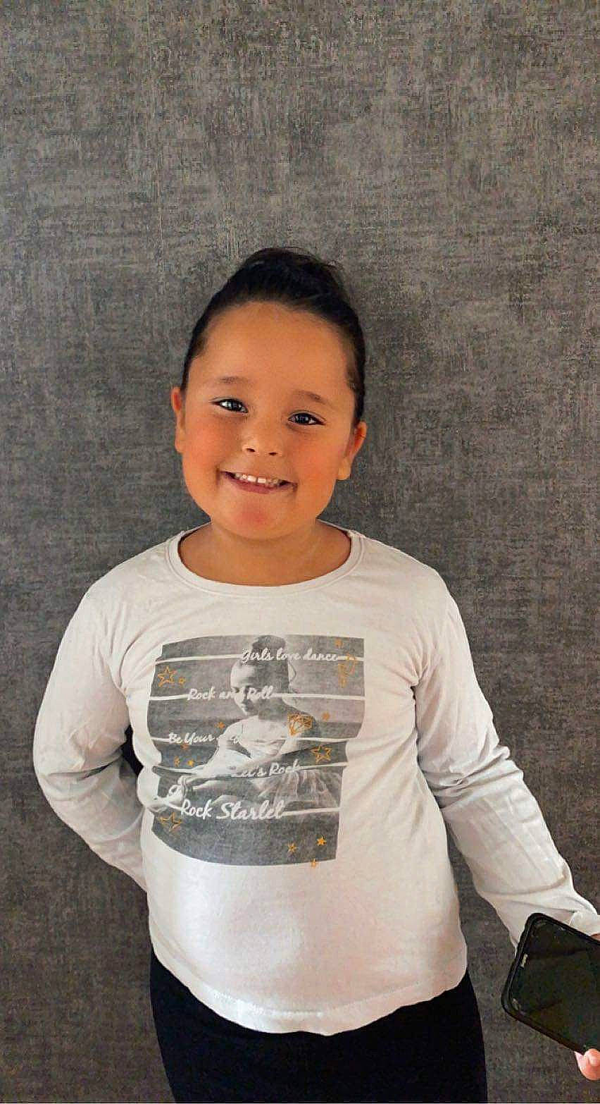 Jade a rejoint le concours — aidez-le/la à gagner de superbes lots ! active_shirt, arm, cheek, clothing, cool, elbow, face, flash_photography, forehead, gesture, grey, happy, human_body, joy, long_sleeved_t_shirt, neck, person, shoulder, sleeve, smile