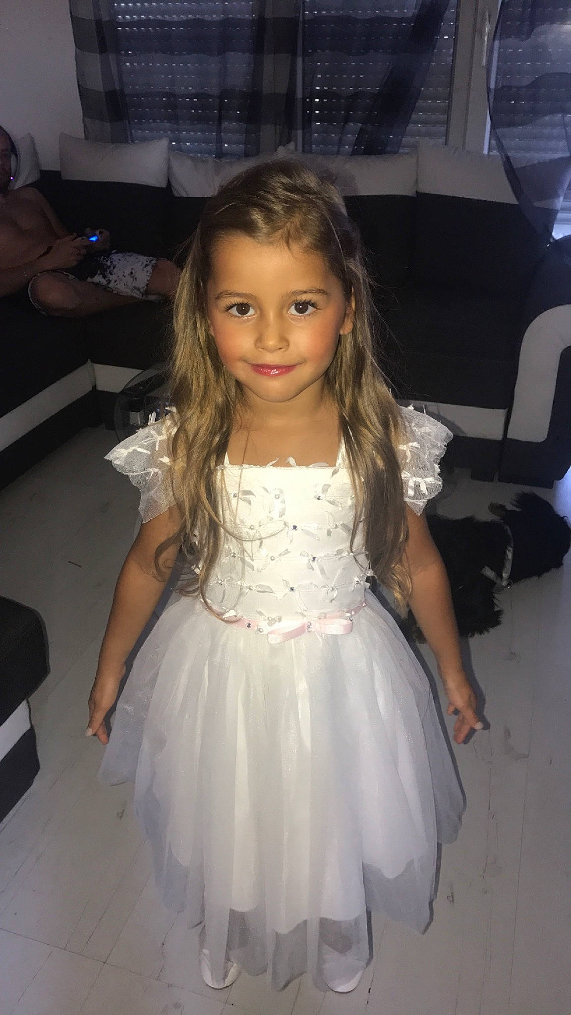 Kahina a rejoint le concours — aidez-le/la à gagner de superbes lots ! child, child_model, clothing, costume, dress, flower_girl, hair, hairstyle, long_hair, person, smile