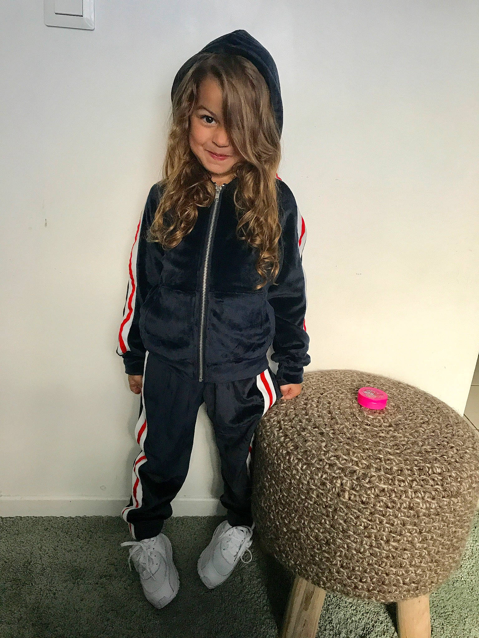 Kahina participe au concours pour gagner de l'argent avec cette photo : child, furniture, outerwear, person