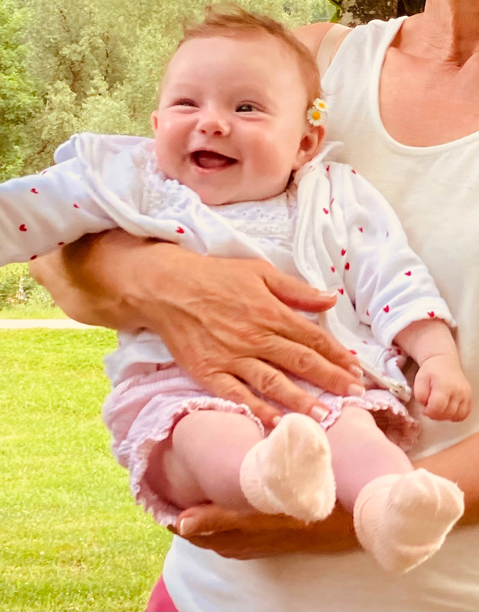 Sofia participe au concours pour gagner de l'argent avec cette photo : baby, baby_toddler_clothing, child, facial_expression, finger, gesture, grass, hand, happy, head, joy, muscle, people_in_nature, person, pink, skin, smile, summer, t_shirt, thumb