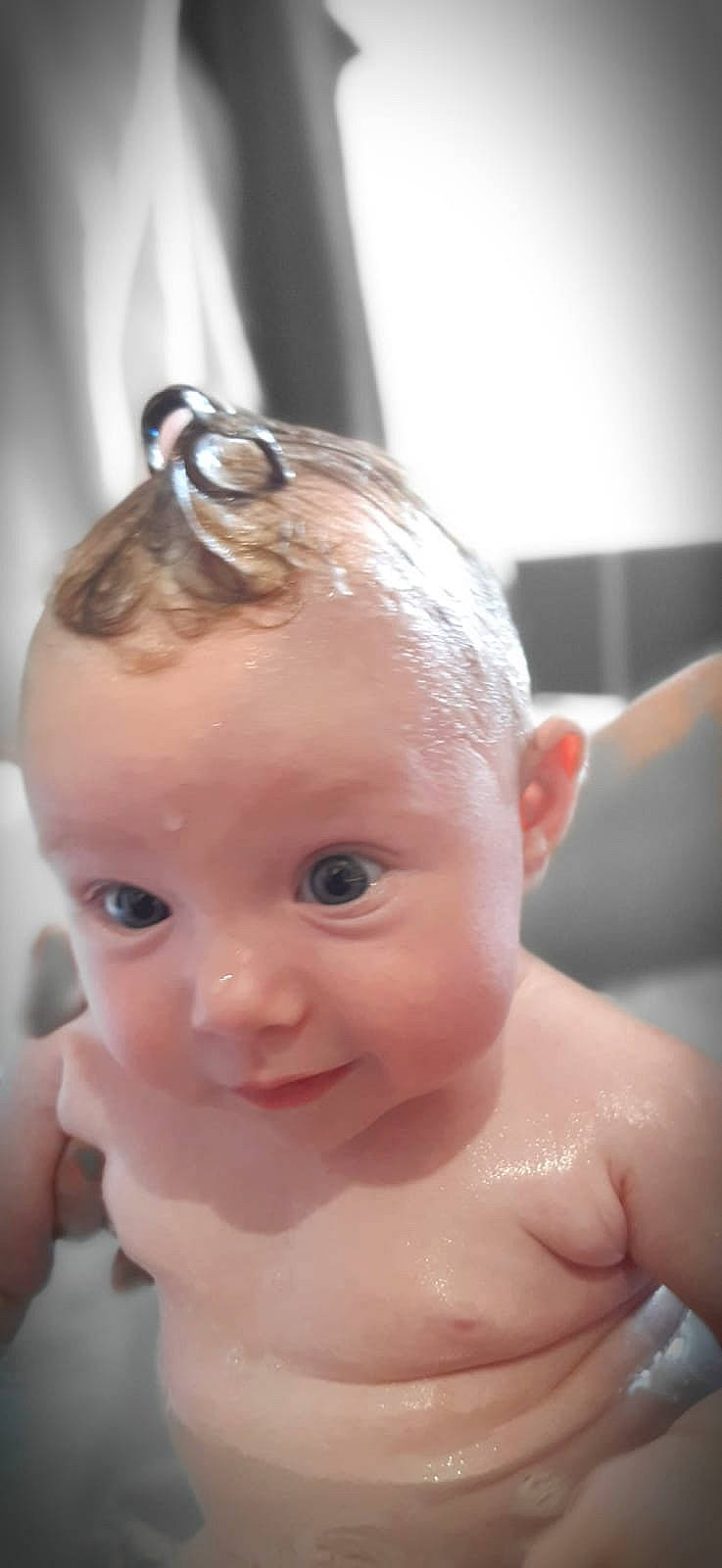 Sofia a rejoint le concours — aidez-le/la à gagner de superbes lots ! baby, baby_bathing, bathing, cheek, ear, eye, eyebrow, eyelash, finger, fluid, forehead, hair, human_body, iris, lip, mouth, muscle, nose, person, skin