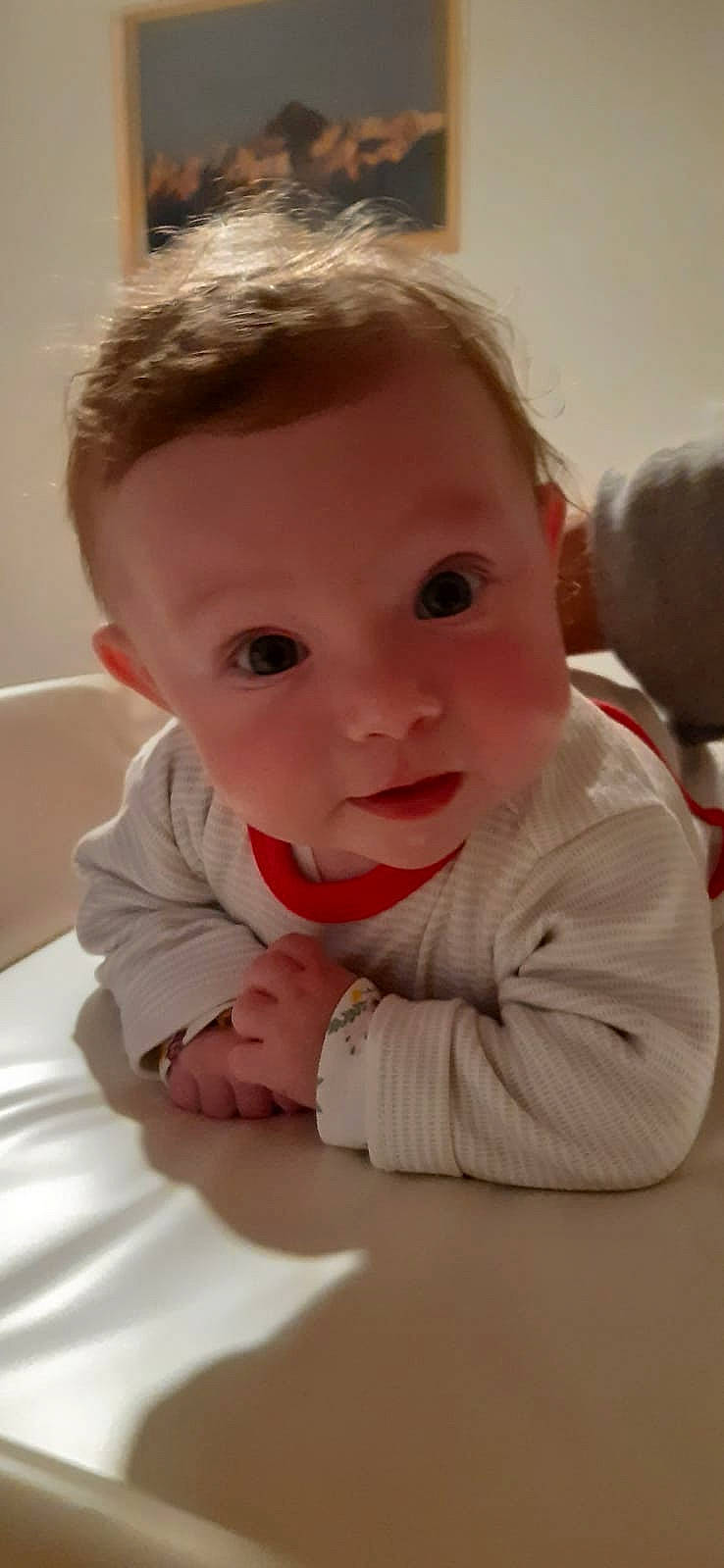 Sofia a rejoint le concours — aidez-le/la à gagner de superbes lots ! arm, baby, baby_crawling, baby_toddler_clothing, cheek, child, comfort, flooring, fun, gesture, hair, happy, iris, lip, mouth, nose, person, skin, sleeve, thumb