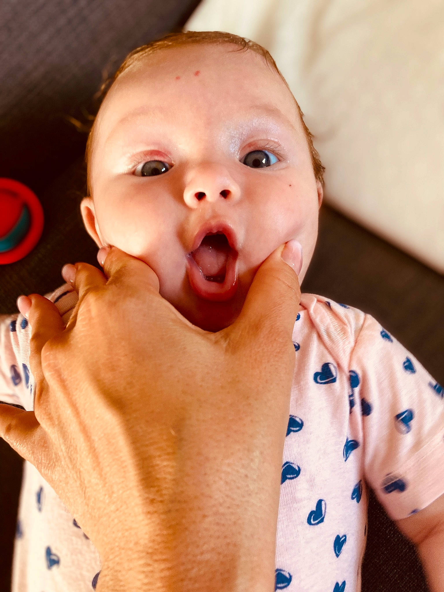 Sofia participe au concours pour gagner de l'argent avec cette photo : baby, baby_toddler_clothing, cheek, chin, ear, eyebrow, eyelash, finger, fun, gesture, happy, jaw, lip, mouth, neck, nose, person, skin, sleeve, toddler