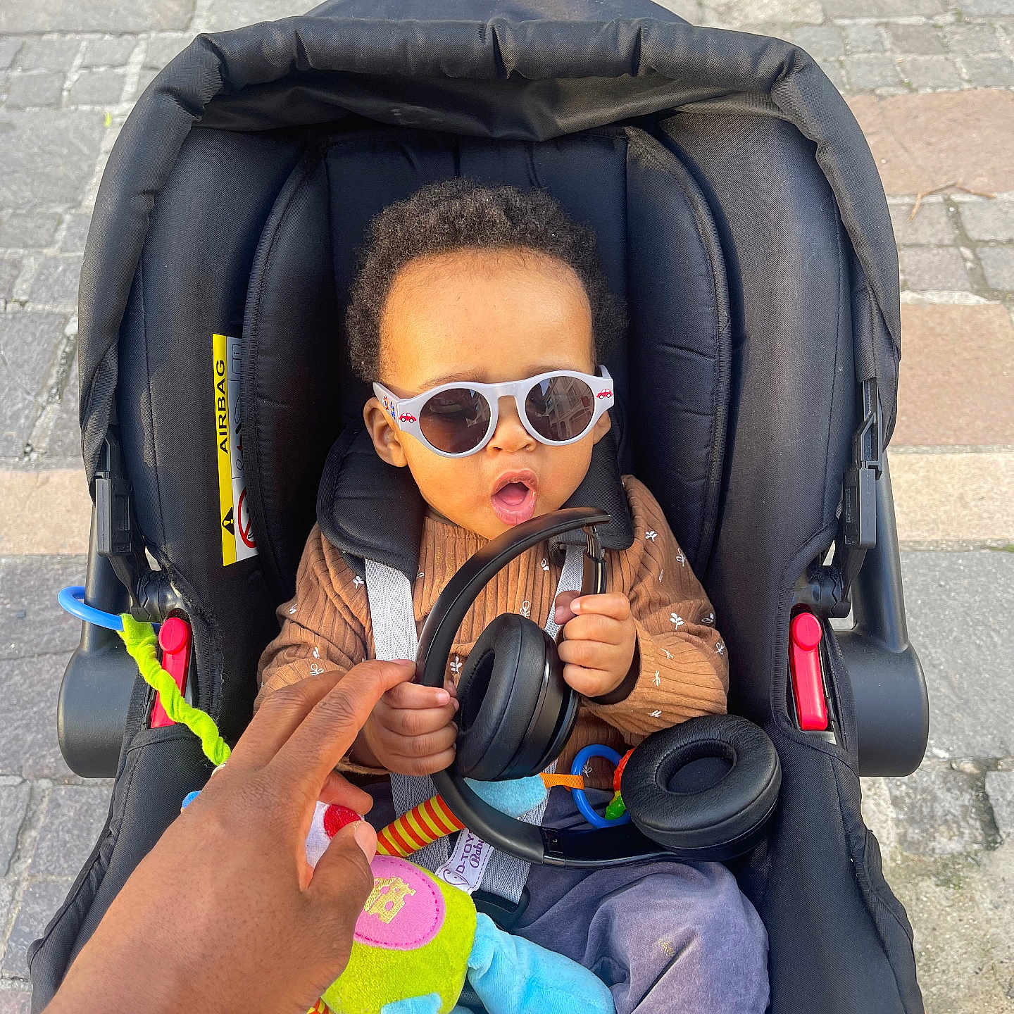 Fineza a rejoint le concours — aidez-le/la à gagner de superbes lots ! accessories, baby, bodypart, clothing, coat, cream, cutlery, dessert, face, finger, food, glasses, hand, head, jacket, person, photography, portrait, stroller, sunglasses