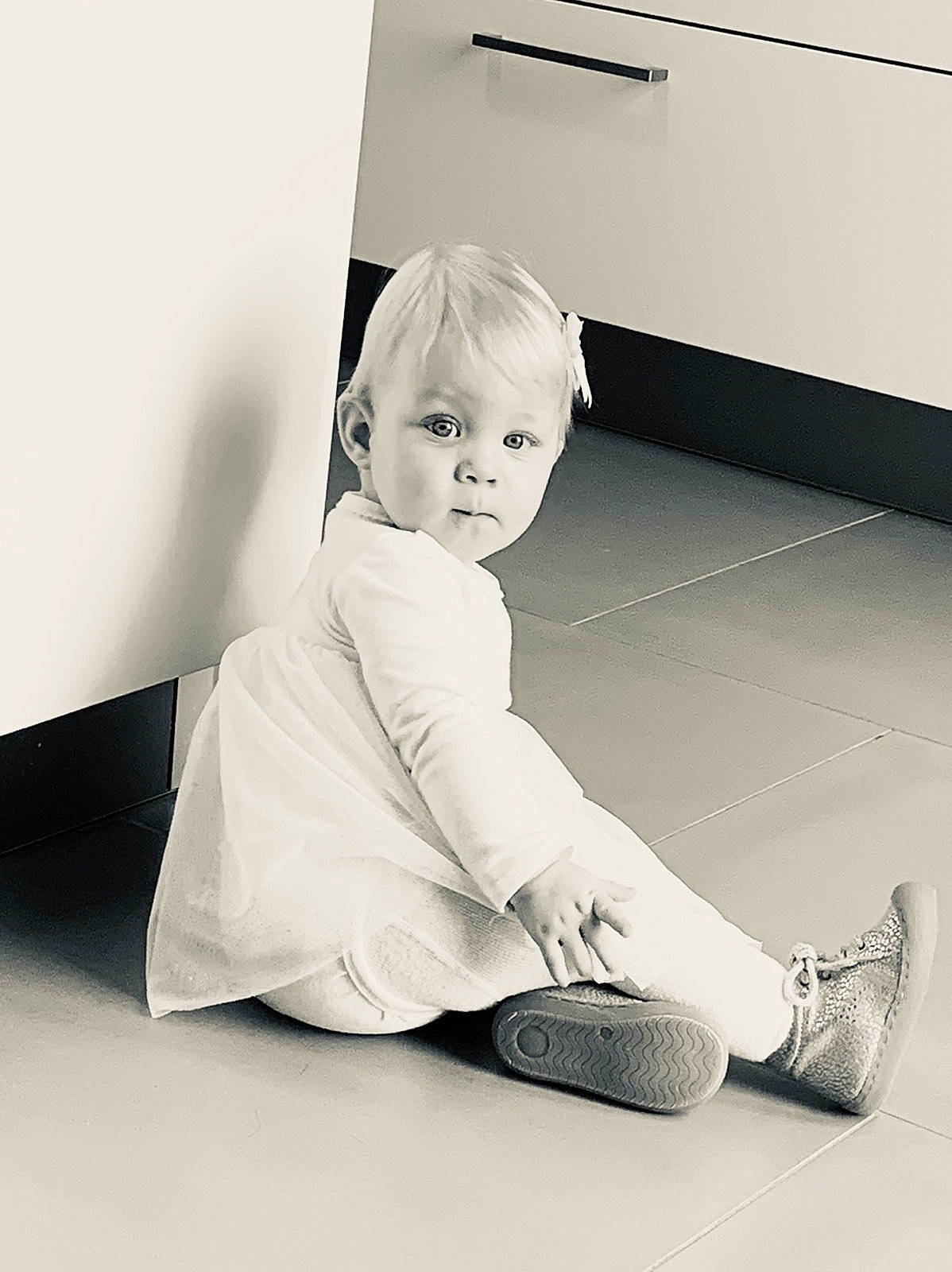 Giulia participe au concours pour gagner de l'argent avec cette photo : baby, child, comfort, elbow, flash_photography, flooring, foot, human_leg, knee, leg, monochrome, monochrome_photography, person, room, sitting, sleeve, sock, sportswear, standing, style