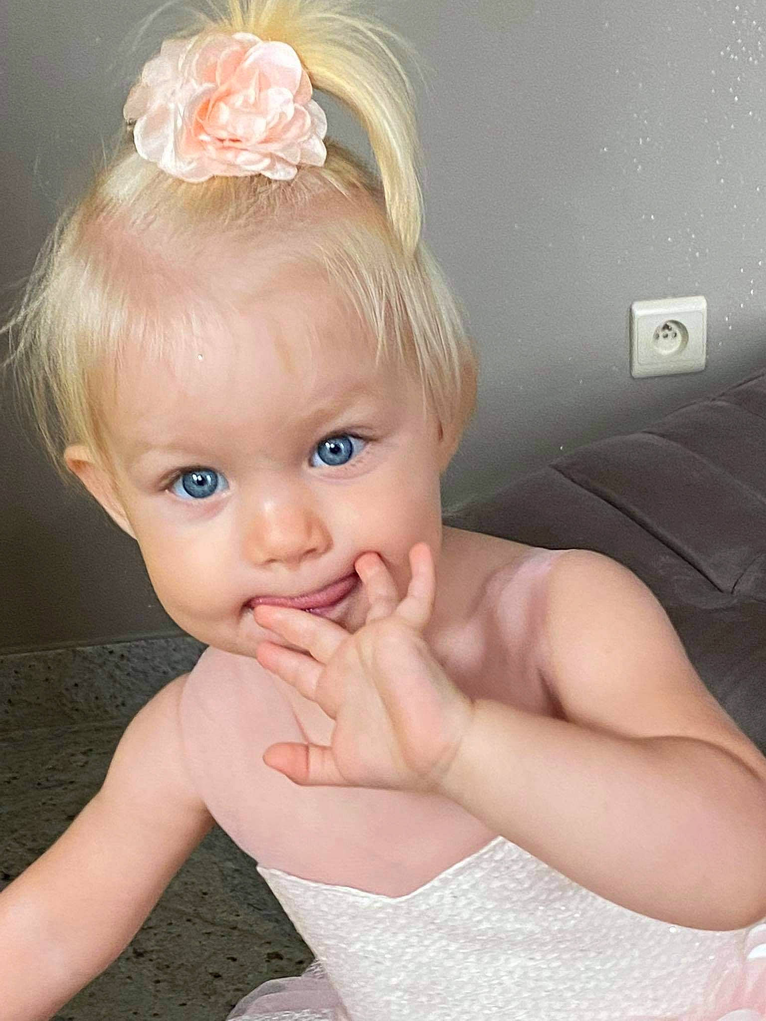 Giulia a rejoint le concours — aidez-le/la à gagner de superbes lots ! arm, baby_toddler_clothing, cheek, ear, eyebrow, eyelash, finger, flash_photography, forehead, gesture, hair, happy, headgear, headpiece, iris, lip, person, pink, skin, thumb