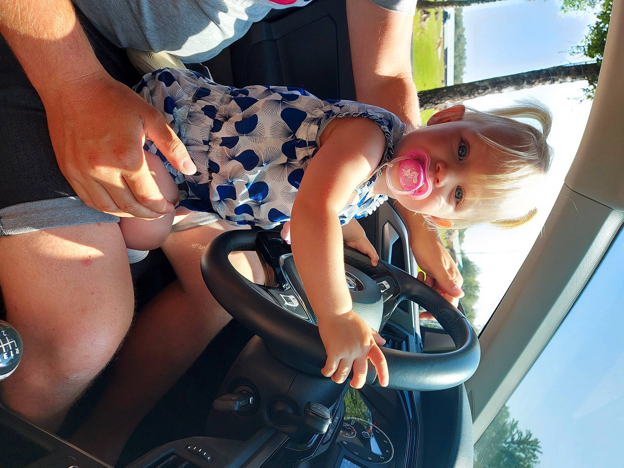 Giulia a rejoint le concours — aidez-le/la à gagner de superbes lots ! automotive_exterior, cool, elbow, electric_blue, eyewear, fun, glasses, goggles, happy, knee, lap, leisure, motor_vehicle, person, recreation, shorts, smile, sunglasses, thigh, vehicle_door