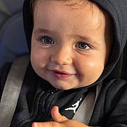 Nahel a rejoint le concours — aidez-le/la à gagner de superbes lots ! child, baby, toddler, face, eyes, smile, hoodie, black_hoodie, closeup, portrait, car_seat, seatbelt, hand, fingers, cheeks, eyelashes, expression, candid, shallow_depth_of_field, soft_lighting