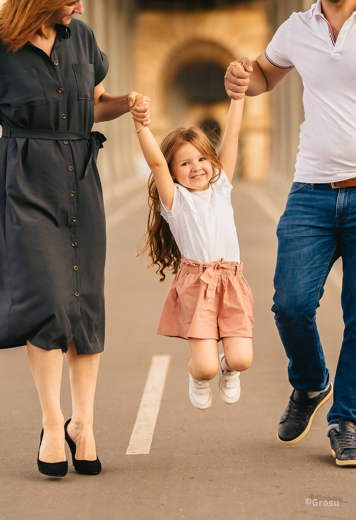 Evelina participe au concours pour gagner de l'argent avec cette photo : clothing, entertainment, fashion_design, flash_photography, footwear, gesture, hairstyle, happy, holding_hands, jeans, joy, knee, leg, person, shoe, shoulder, sleeve, sneakers, thigh, toddler