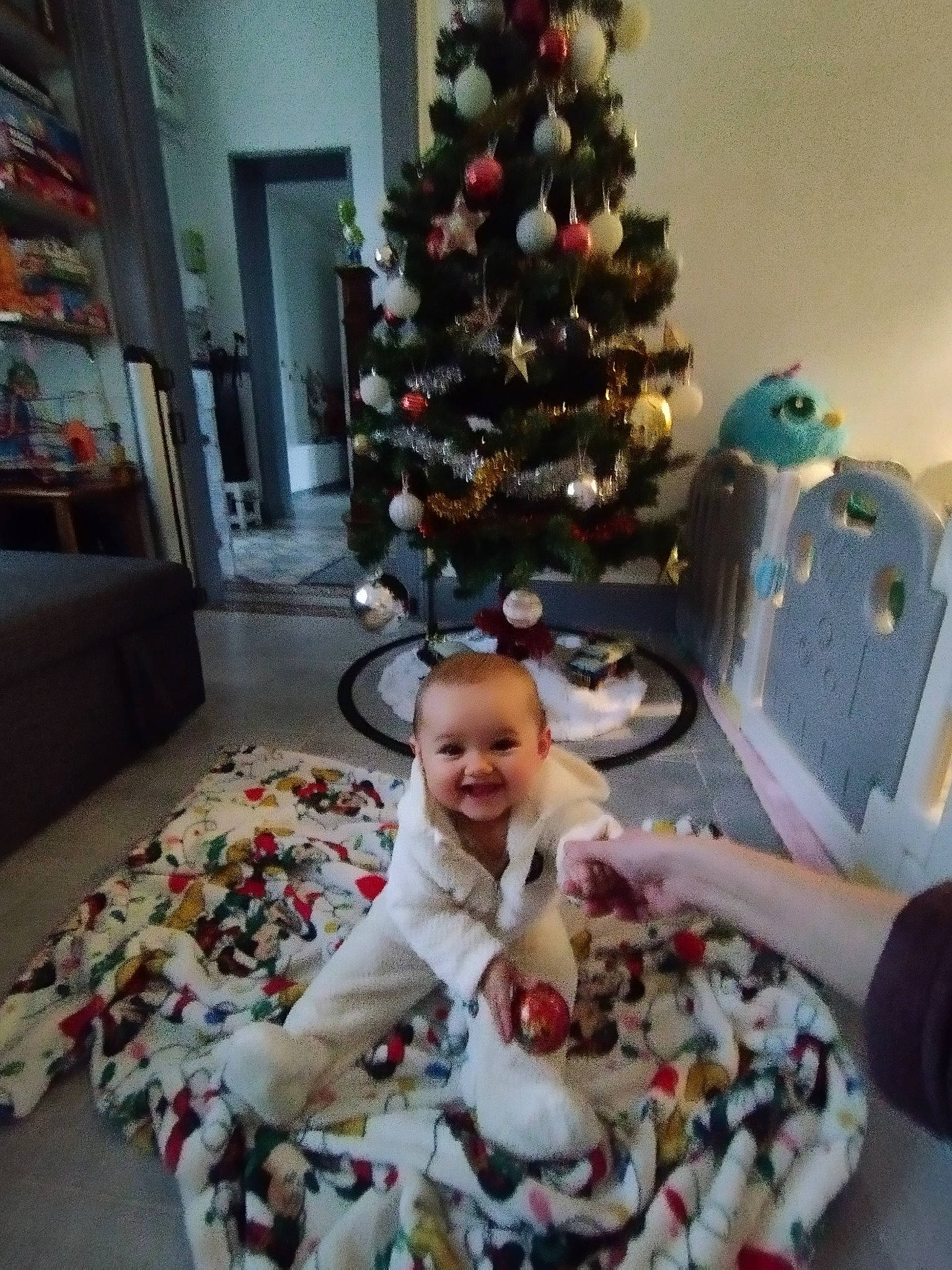 Eléonore a rejoint le concours — aidez-le/la à gagner de superbes lots ! christmas, christmas_decoration, christmas_eve, christmas_ornament, christmas_tree, event, evergreen, holiday, holiday_ornament, interior_design, joy, lap, living_room, ornament, person, plant, room, smile, toddler, toy