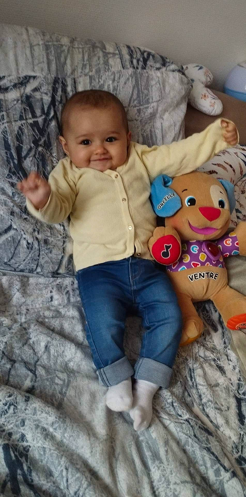 Eléonore a rejoint le concours — aidez-le/la à gagner de superbes lots ! baby, baby_toddler_clothing, child, comfort, fun, fur, happy, head, joy, pattern, person, plush, sitting, smile, stuffed_toy, t_shirt, teddy_bear, textile, toddler, toy