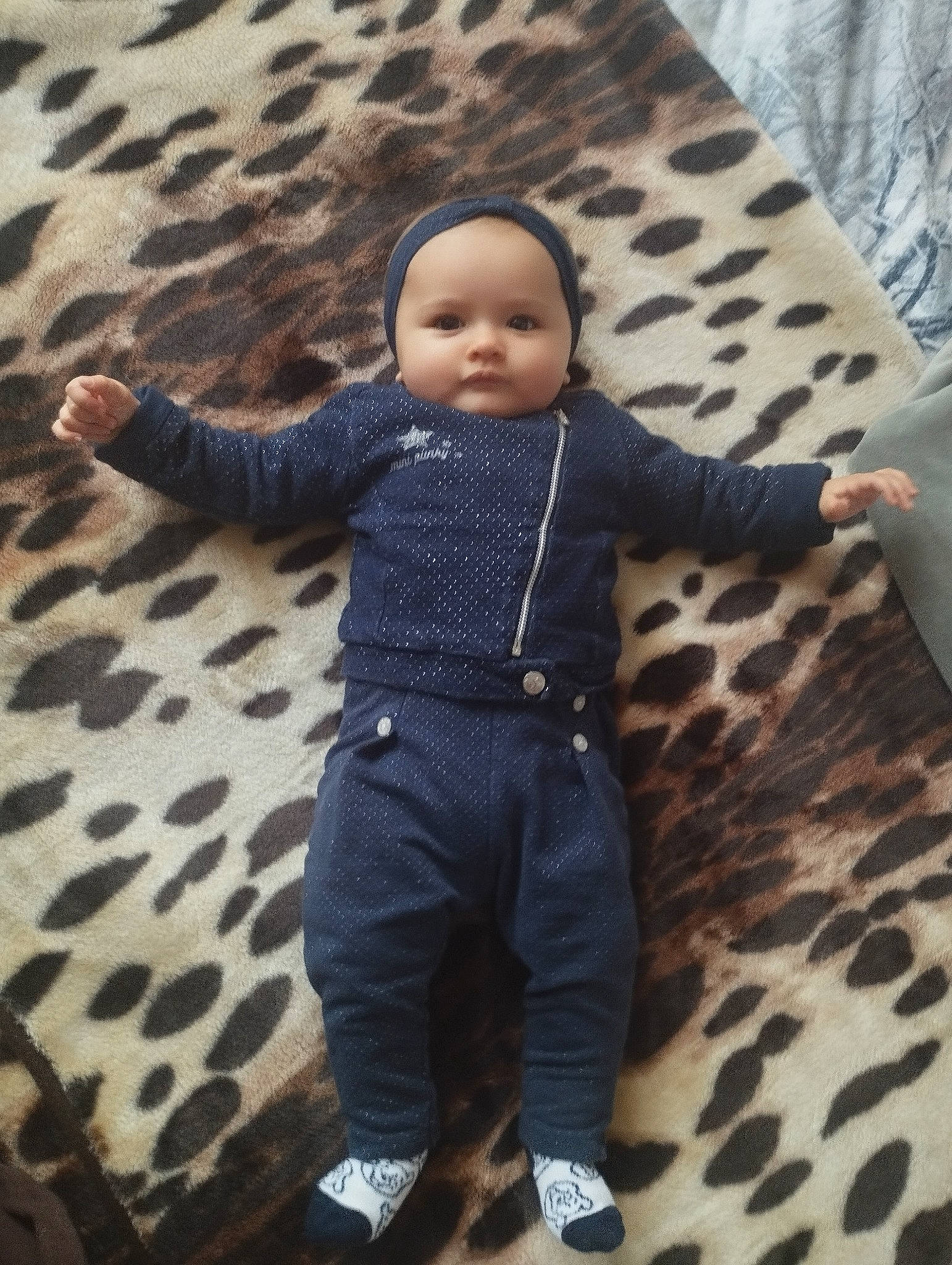 Eléonore a rejoint le concours — aidez-le/la à gagner de superbes lots ! baby, baby_toddler_clothing, cheek, child, comfort, face, floor, flooring, fun, fur, gesture, head, linens, pattern, person, play, sitting, skin, sleeve, toddler