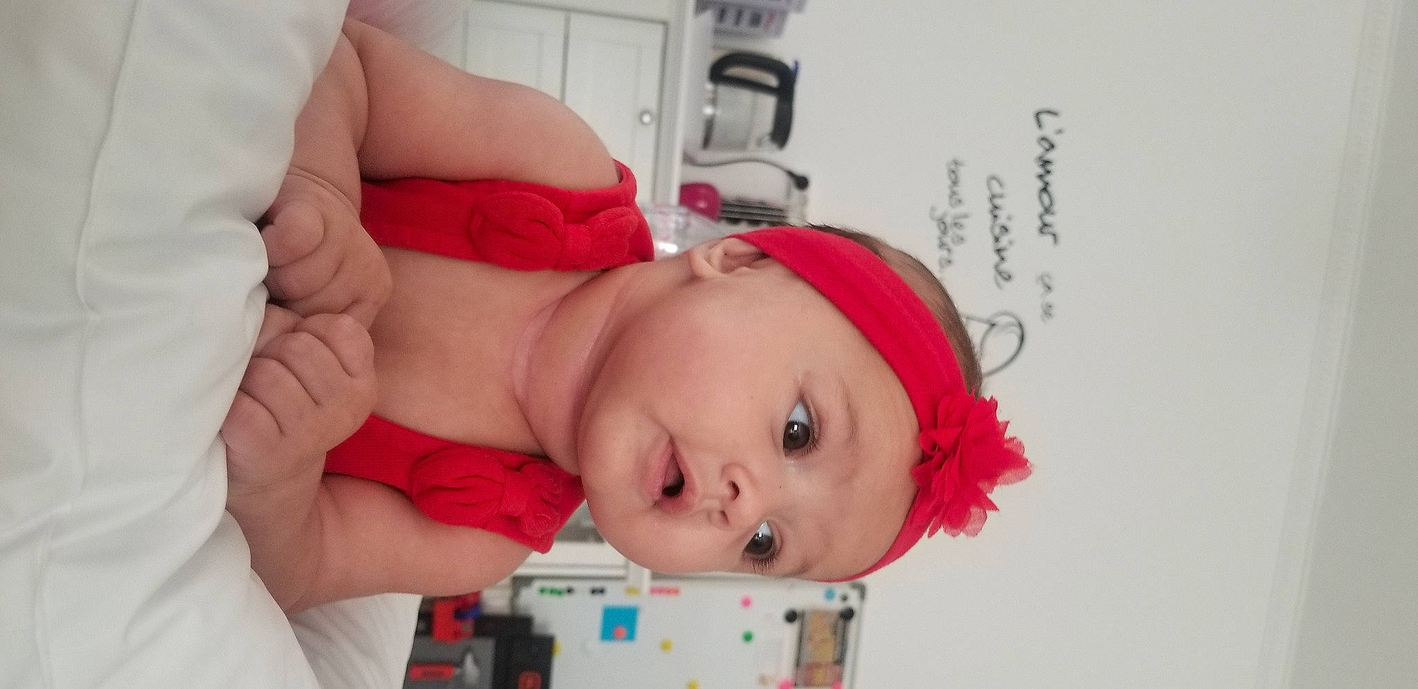 Eléonore participe au concours pour gagner de l'argent avec cette photo : baby, chest, child, dress, elbow, eye, eyelash, fun, glasses, happy, headgear, headwear, jewellery, lip, mouth, nose, pattern, person, room, skin