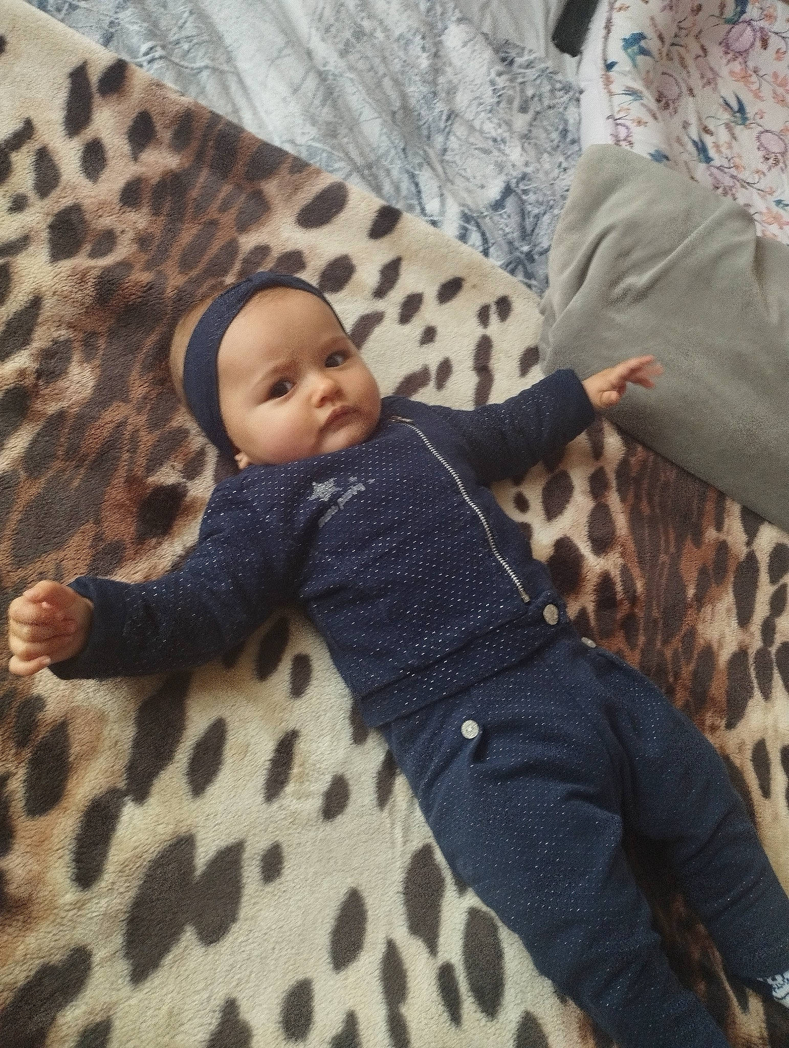 Eléonore participe au concours pour gagner de l'argent avec cette photo : baby, baby_products, baby_toddler_clothing, bedding, child, comfort, floor, flooring, hardwood, head, headwear, linens, pattern, person, room, sitting, skin, sleeve, textile, toddler