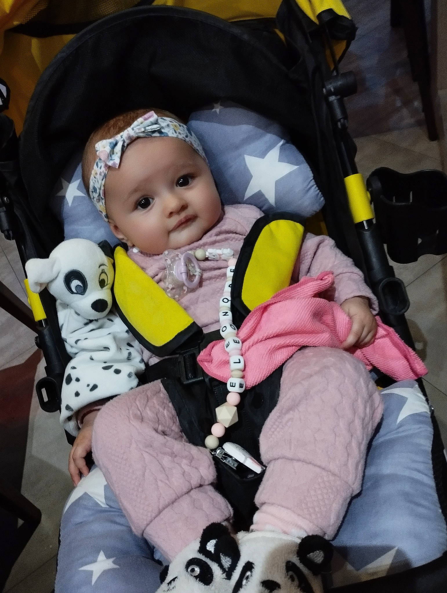 Eléonore participe au concours pour gagner de l'argent avec cette photo : auto_part, baby, baby_carriage, baby_products, baby_safety, baby_toddler_clothing, black, car_seat, cheek, child, comfort, face, fun, head, headwear, human_body, lap, person, personal_protective_equipment, sitting