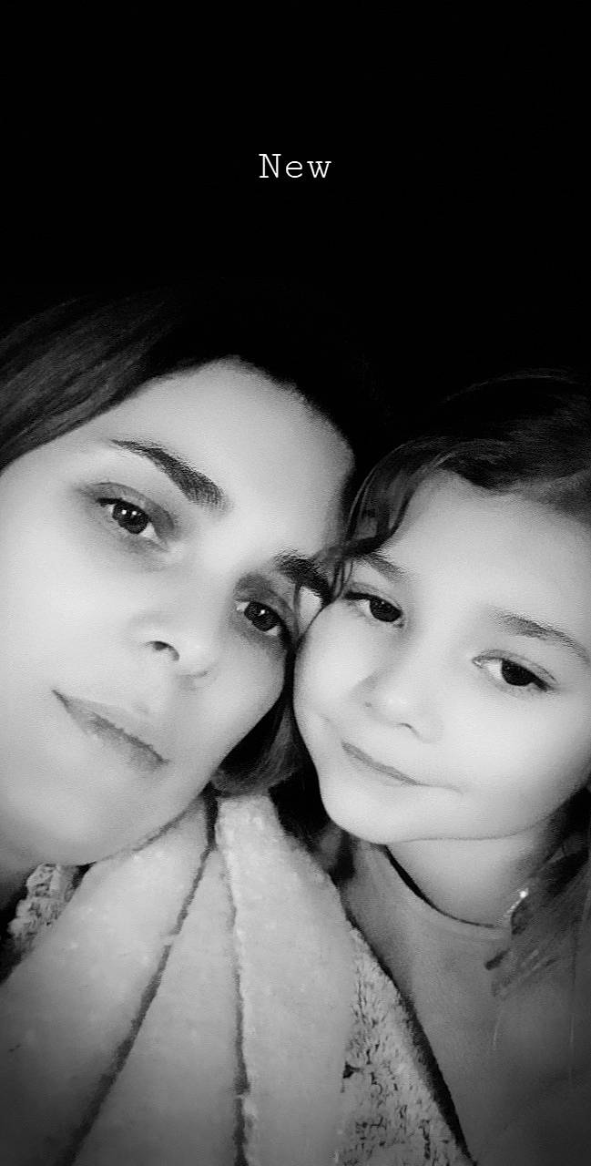 Rosa a rejoint le concours — aidez-le/la à gagner de superbes lots ! black_and_white, cheek, chin, eye, eyebrow, eyelash, flash_photography, forehead, gesture, hair, hand, happy, human, iris, jaw, lip, mouth, nose, person, skin