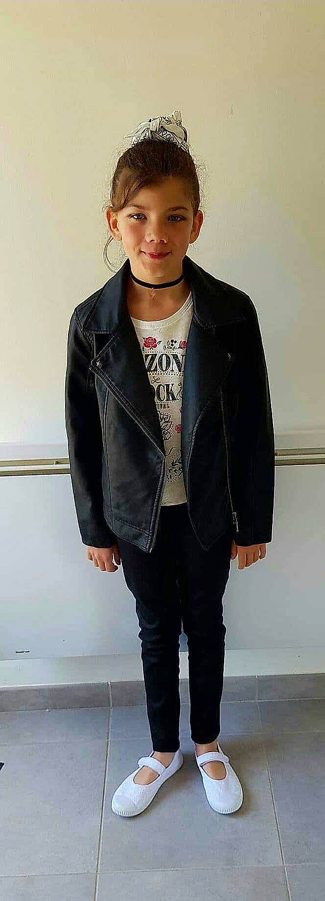 Sofia a rejoint le concours — aidez-le/la à gagner de superbes lots ! blazer, boy, child, clothing, fashion, footwear, formal_wear, fun, gentleman, girl, jacket, jeans, material, outerwear, person, shoe, snapshot, standing, suit, textile