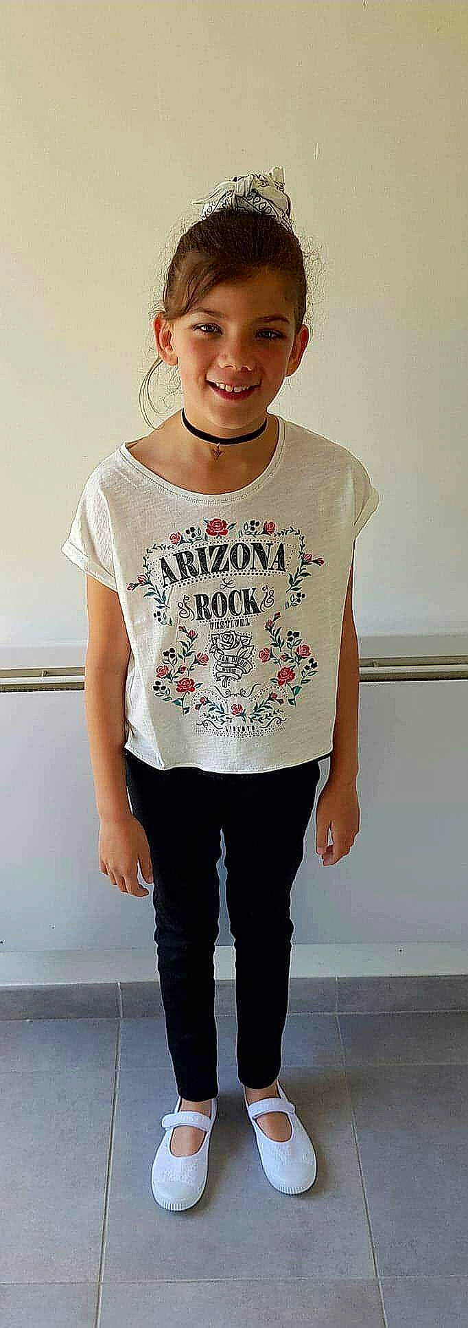 Sofia a rejoint le concours — aidez-le/la à gagner de superbes lots ! boy, child, clothing, cool, design, fashion, footwear, fun, girl, jeans, joint, joy, outerwear, person, pink, shoe, shoulder, sleeve, standing, t_shirt