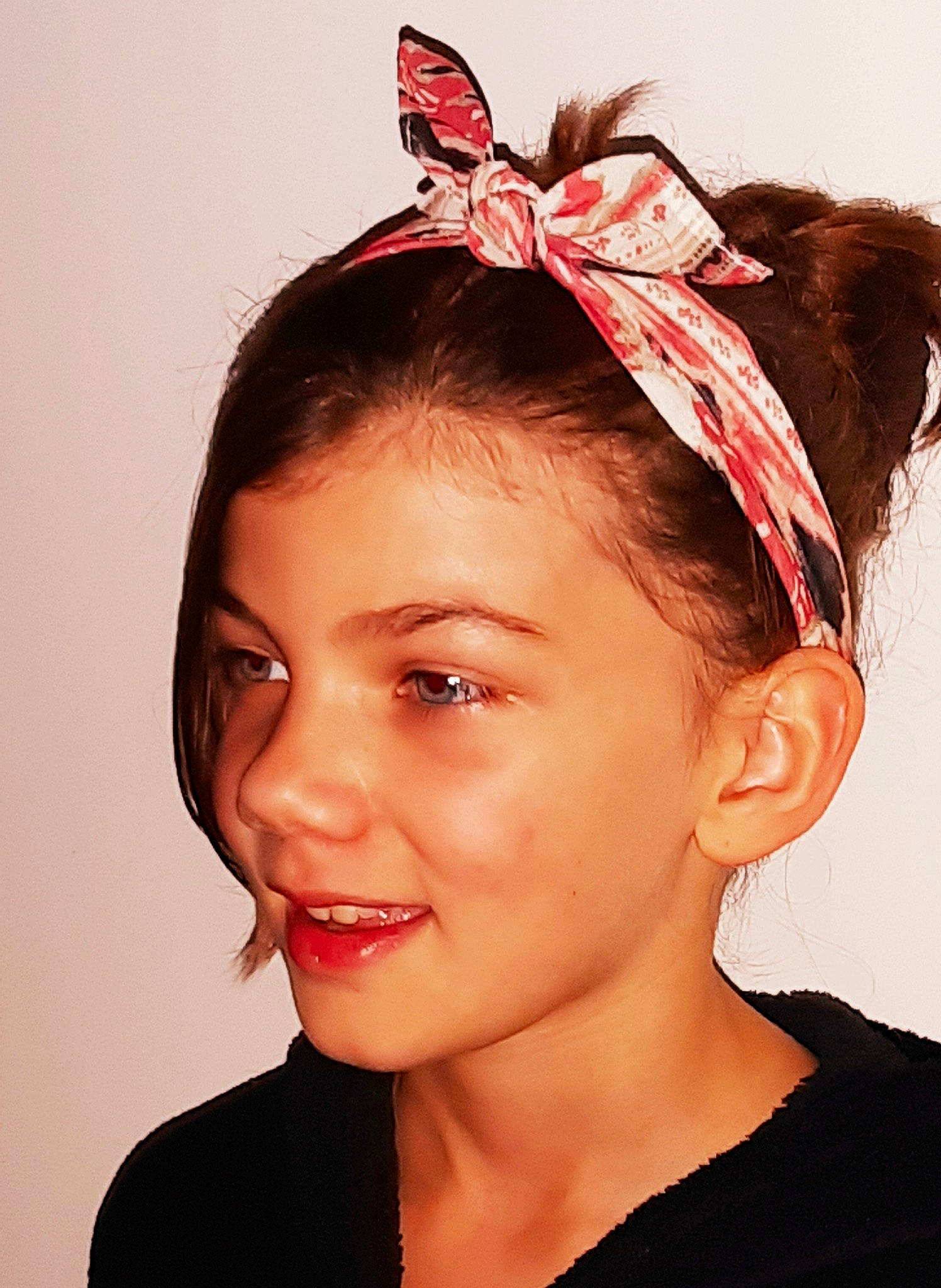 Sofia a rejoint le concours — aidez-le/la à gagner de superbes lots ! brown_hair, chin, ear, fashion_accessory, forehead, girl, hair_accessory, hair_coloring, hair_tie, headband, headgear, headpiece, joy, lip, neck, person, smile