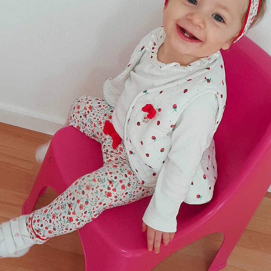 Iliana a rejoint le concours — aidez-le/la à gagner de superbes lots ! child, child_model, clothing, joy, leggings, magenta, outerwear, pattern, person, pink, polka_dot, sitting, sleeve, toddler