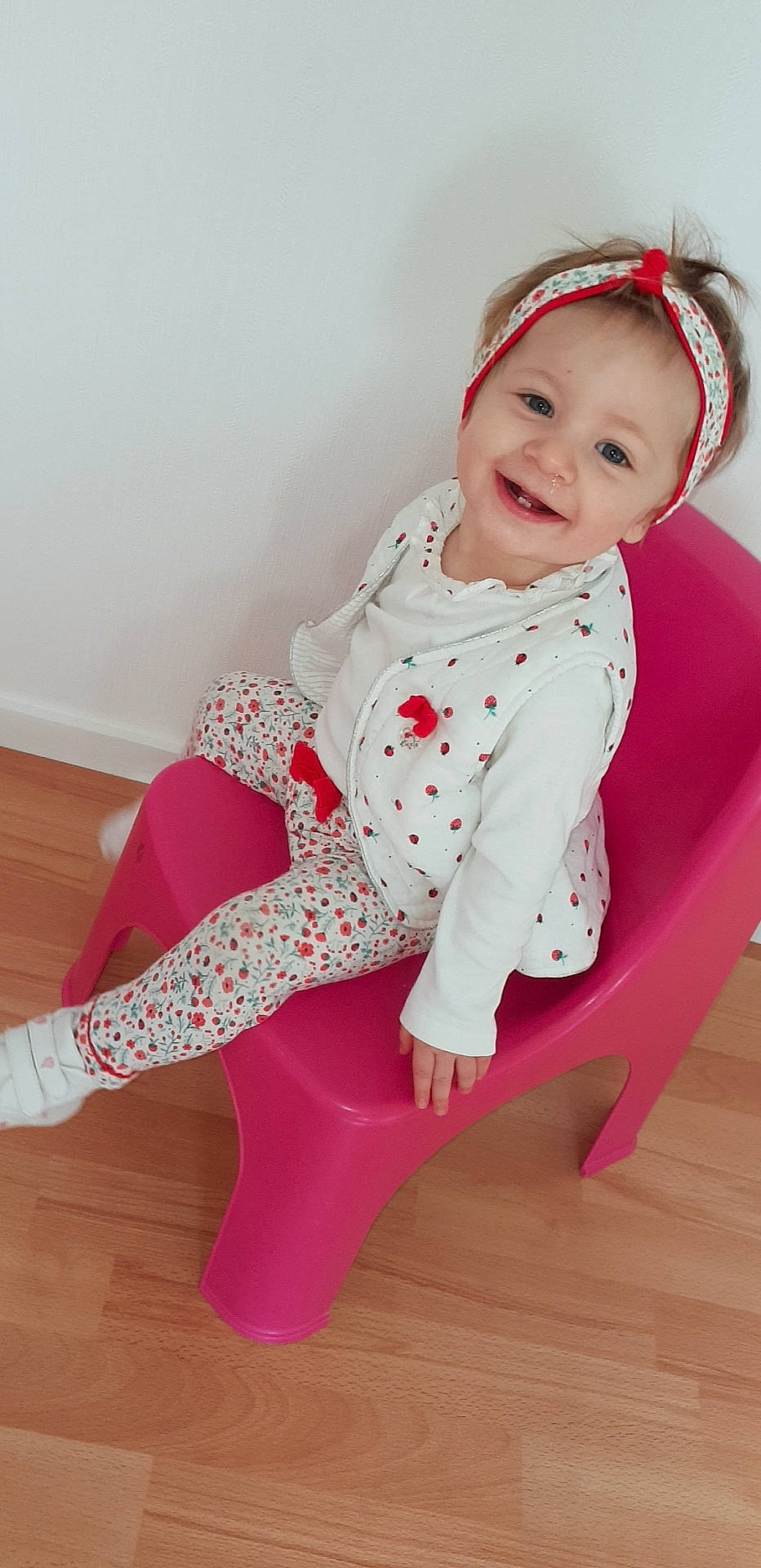 Iliana participe au concours pour gagner de l'argent avec cette photo : child, child_model, clothing, joy, leggings, magenta, outerwear, pattern, person, pink, polka_dot, sitting, sleeve, toddler