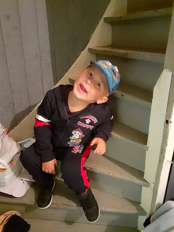 Tao a rejoint le concours — aidez-le/la à gagner de superbes lots ! active_pants, baby_toddler_clothing, face, floor, flooring, fun, hat, headwear, human_leg, knee, leg, person, personal_protective_equipment, shoe, sleeve, sneakers, sportswear, sweatpant, t_shirt, thigh